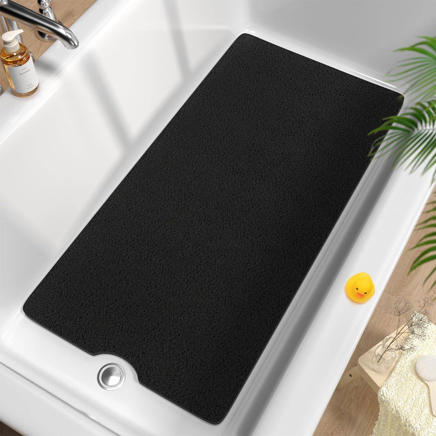 Schwarze rutschfeste Badewannenmatte in einer weißen Badewanne mit einem Abflussloch und einer Gummiante in der Nähe.