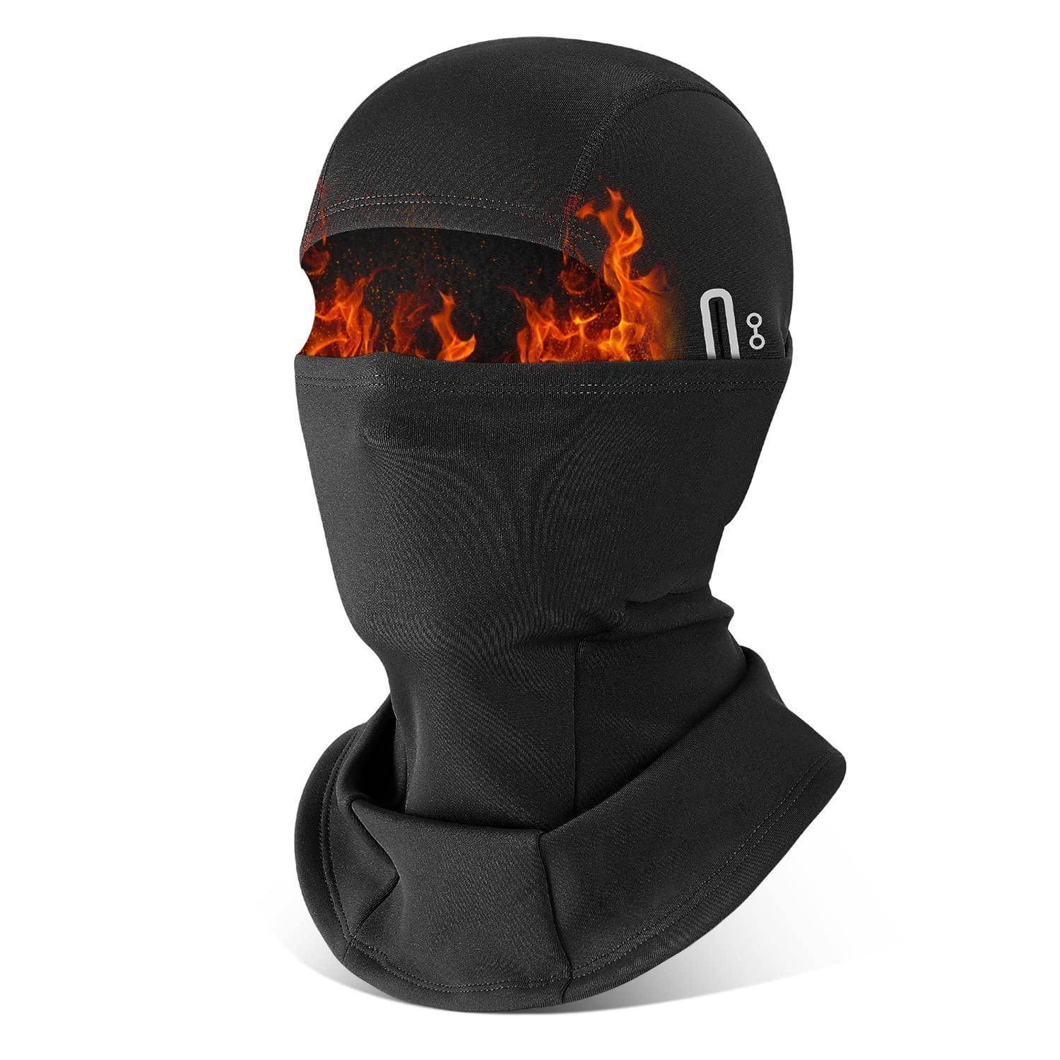 Schwarze Sturmhaube im Balaclava-Stil mit feurigem Design um die Augenöffnung und kleinem Logo an der Seite.