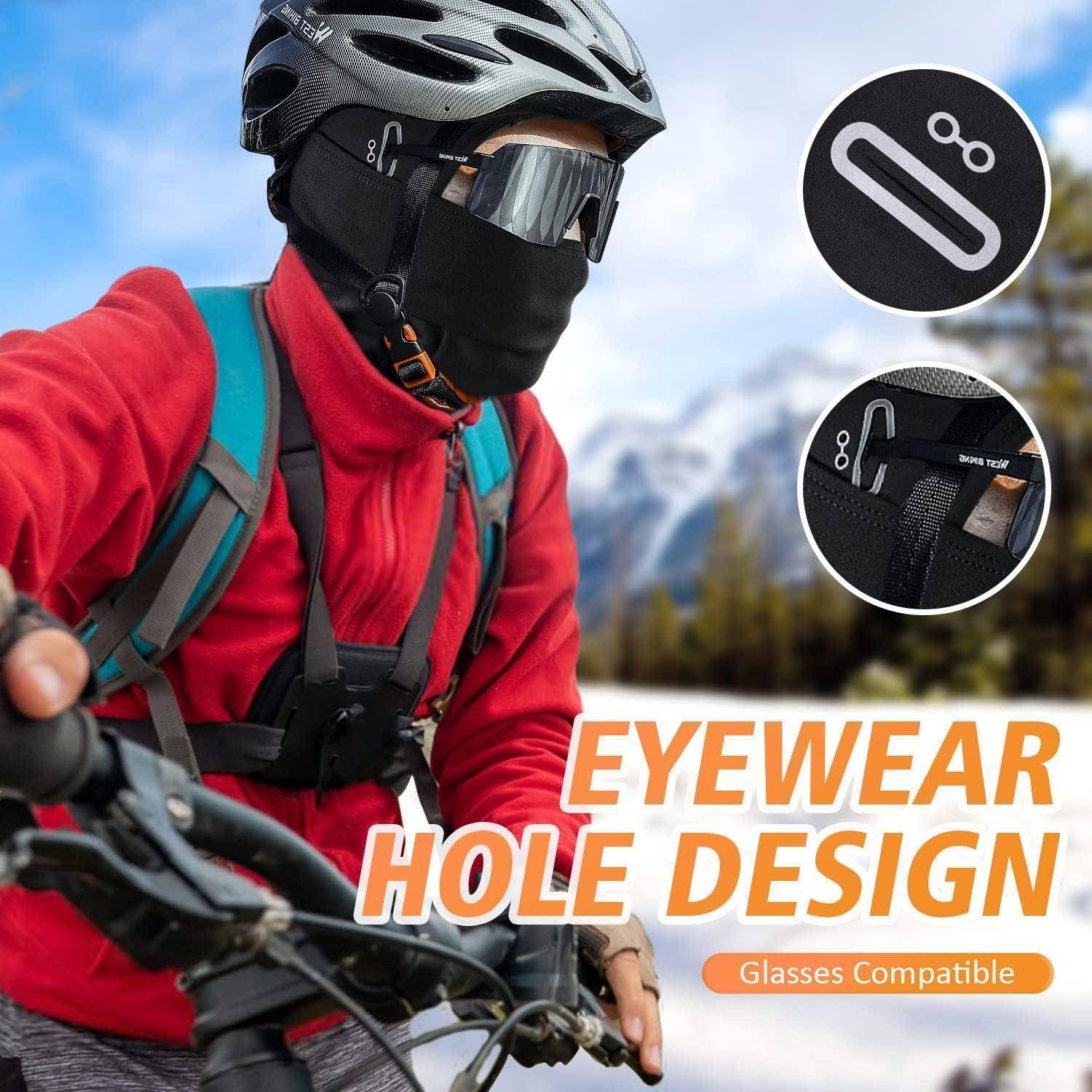 Radfahrer mit Helm, Schutzbrille und Gesichtsmaske mit Overlay-Text "EYEWEAR HOLE DESIGN"" und ""Glasses Compatible"" (Brillenkompatibel), was brillenkompatible Ski- oder Fahrradausrüstung hervorhebt.