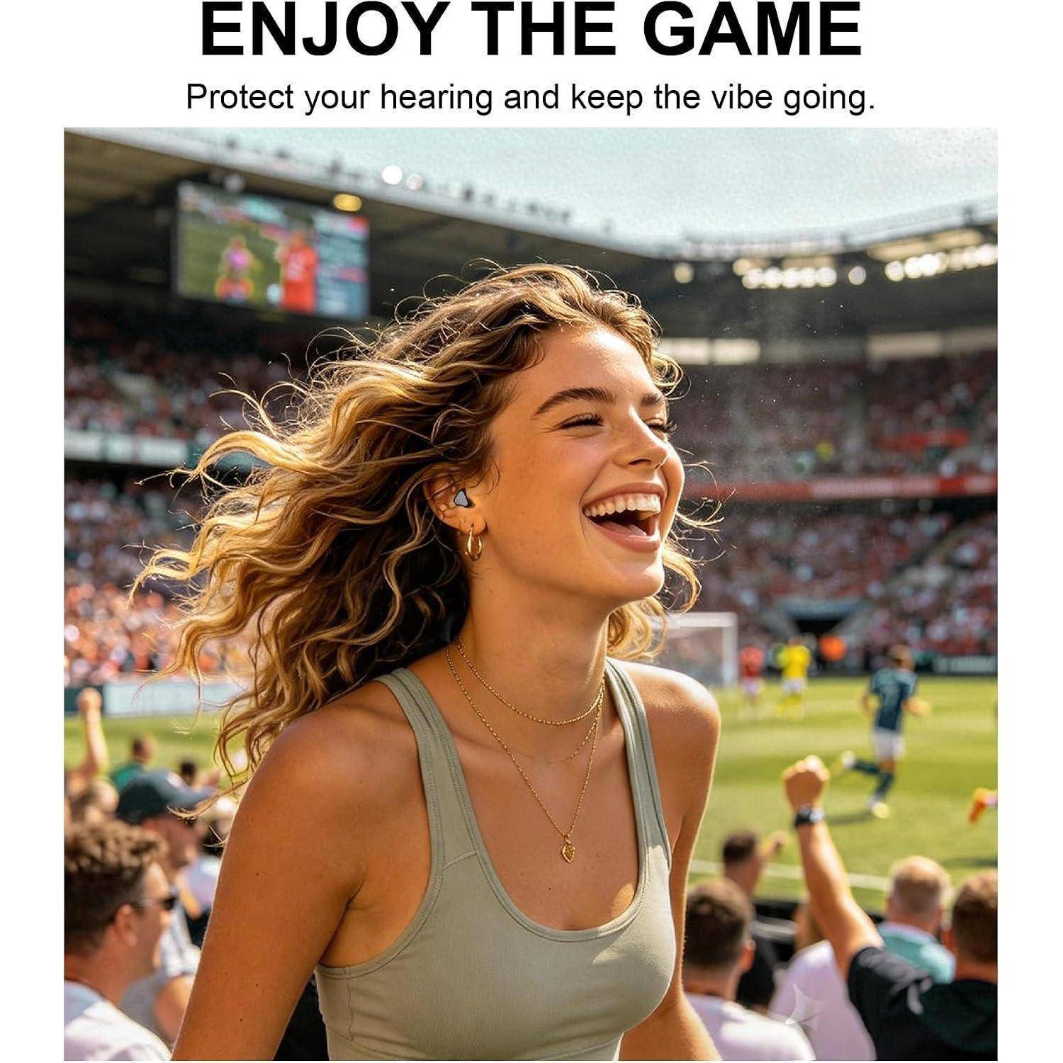 Lächelnde Frau in einem vollbesetzten Stadion mit „GENIESZ DAS SPIEL