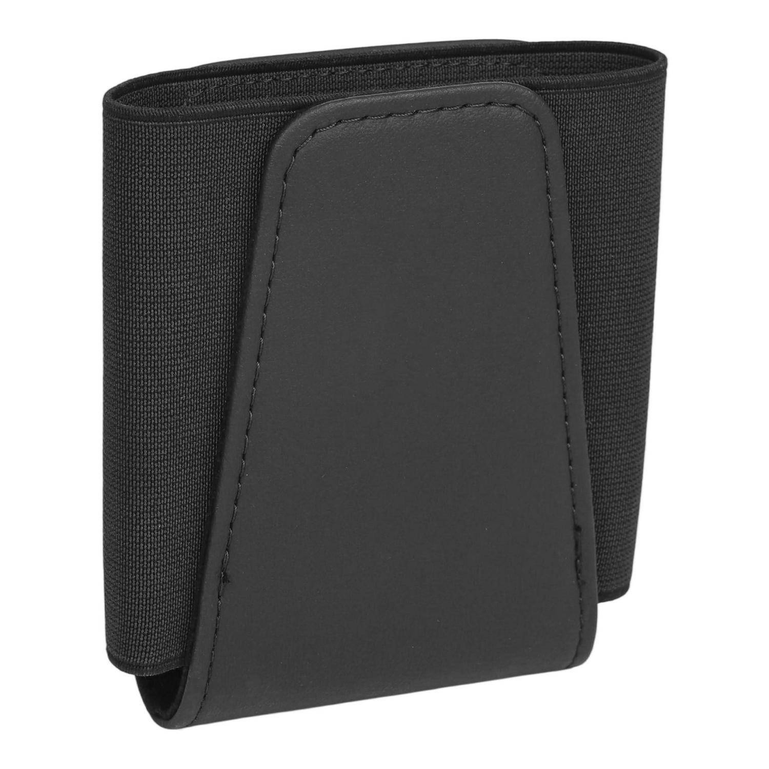 Schwarze Stoffgürteltasche mit glatter Vorderseite-Klappe, geschlossen auf weißem Hintergrund dargestellt.