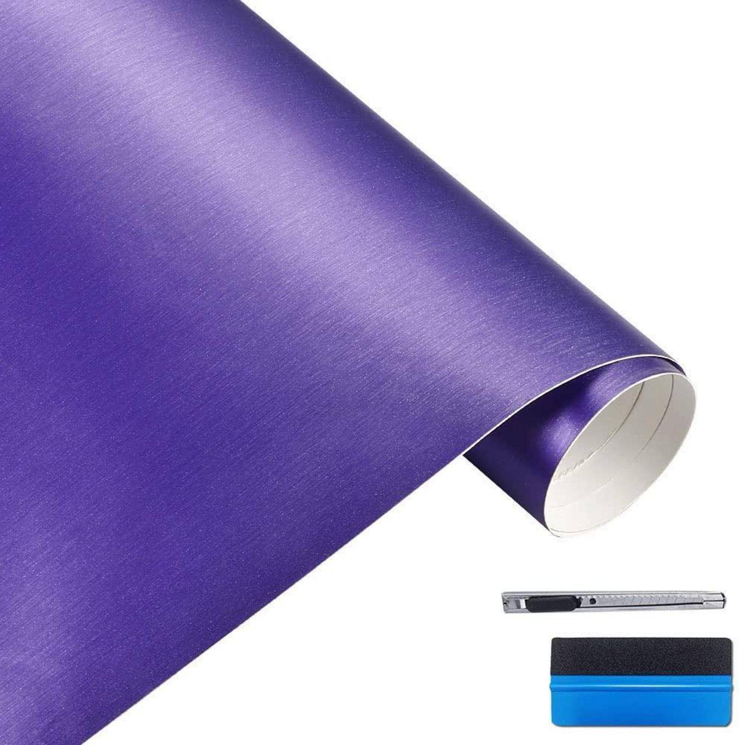 Violette metallische Klebstoffvinylrolle mit einem unten gezeigten Rakel-Werkzeug auf weißem Hintergrund.