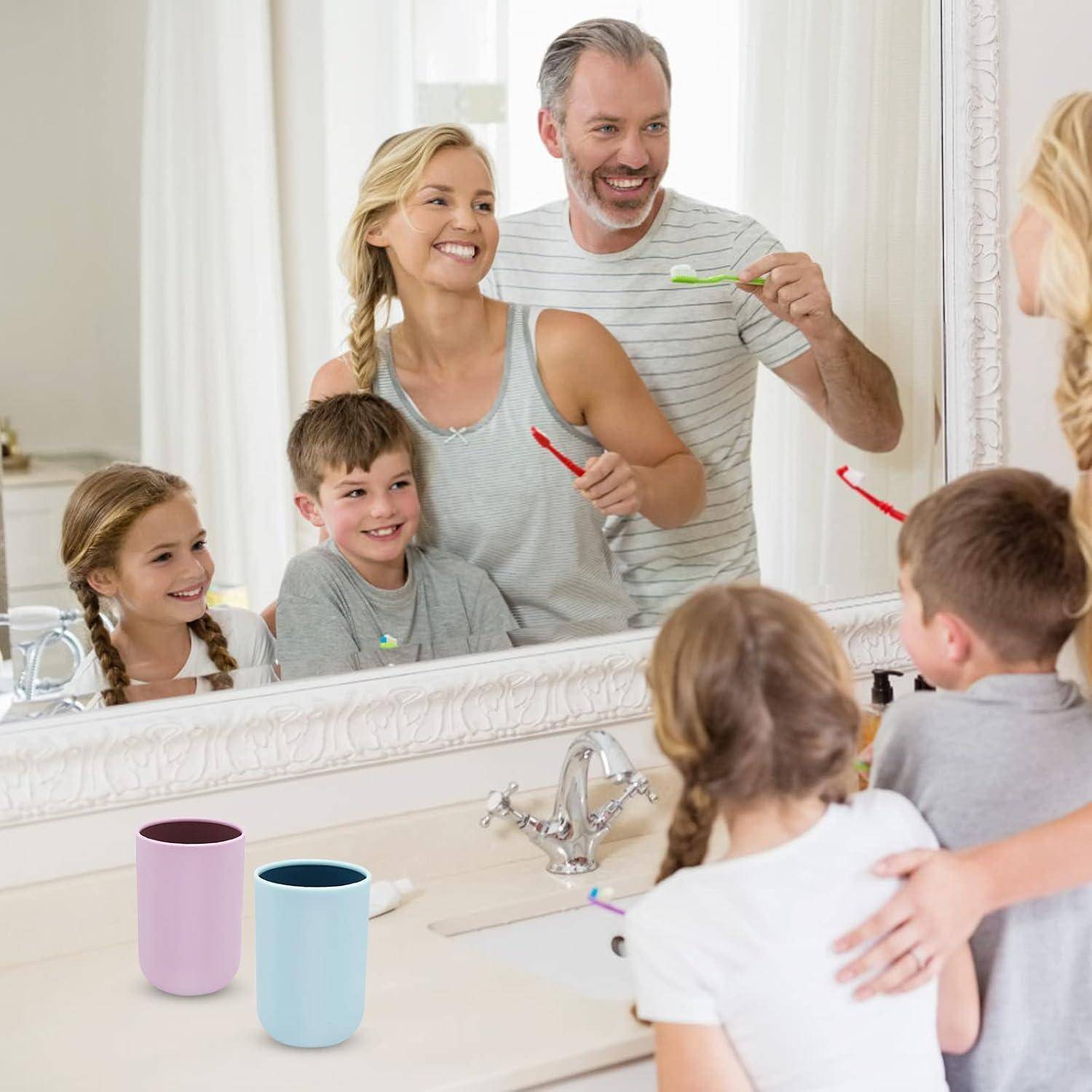 Glückliche fünfköpfige Familie putzt sich gemeinsam die Zähne am Waschbeckenspiegel im Badezimmer und fördert damit morgendliche Mundpflegeroutinen.