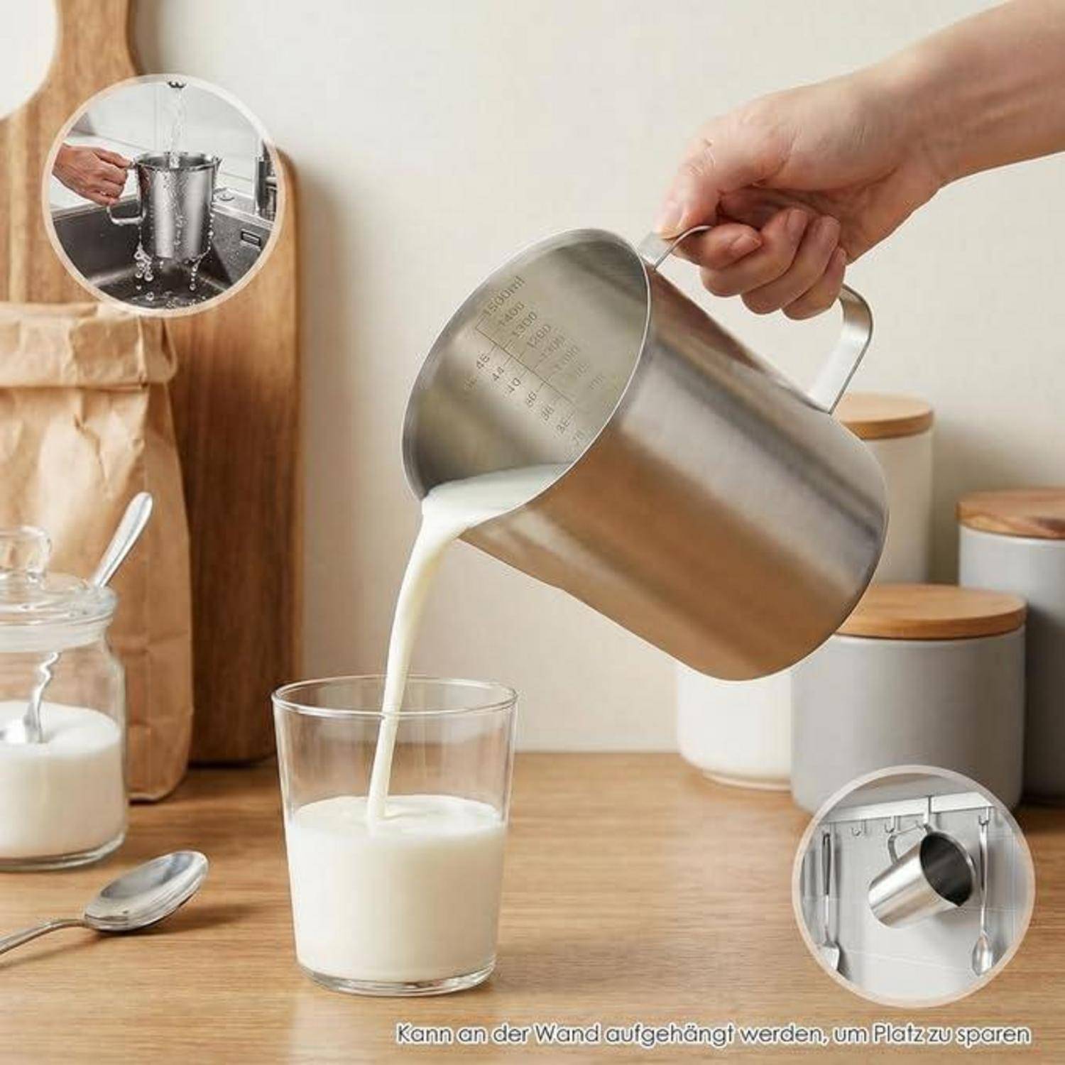 Eine Hand gießt Milch aus einem Edelstahl-Messbehälter in ein Glas auf einer Küchentheke, mit eingefügten Ansichten, die zeigen, dass er an der Wand hängend Platz sparen kann.
