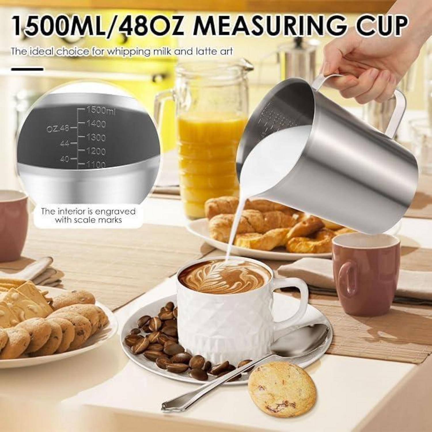 Messbecher mit 1500 ml (48 oz) Fassungsvermögen mit eingravierter Skaleneinteilung, dargestellt beim Eingießen von Milch in Kaffee auf einem Frühstückstisch.