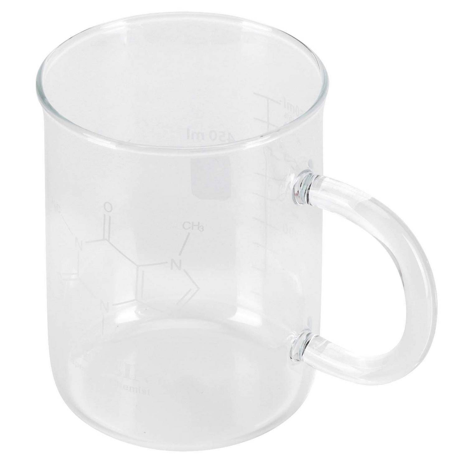 Klare Glastasse mit transparentem Griff und schwachen Chemie-Markierungen auf der Seite, auf weißem Hintergrund dargestellt.