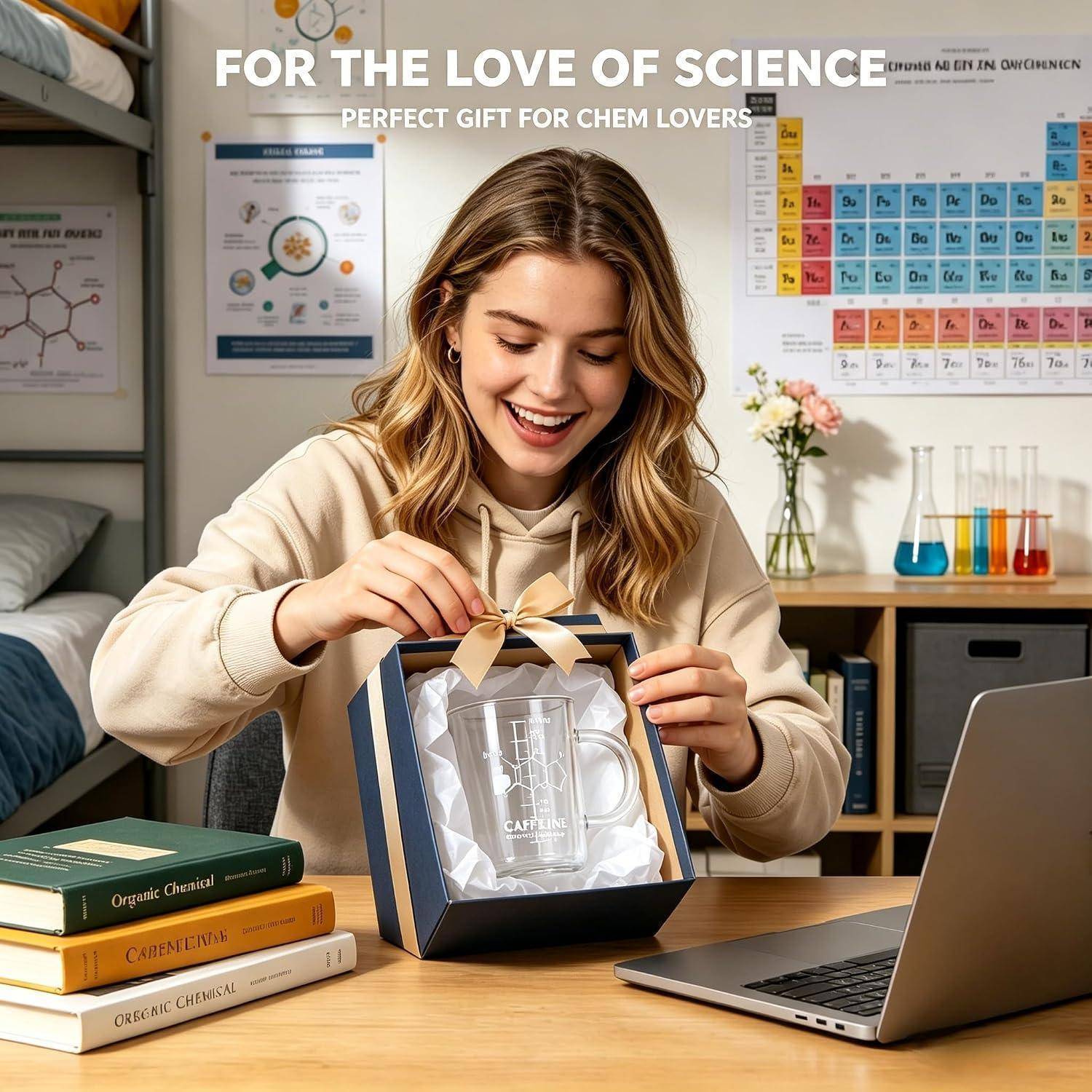 Lächelnde Frau packt ein chemie-themed Geschenkset mit einer Becherglas-Tasse an einem Schreibtisch aus, mit „For the Love of Science