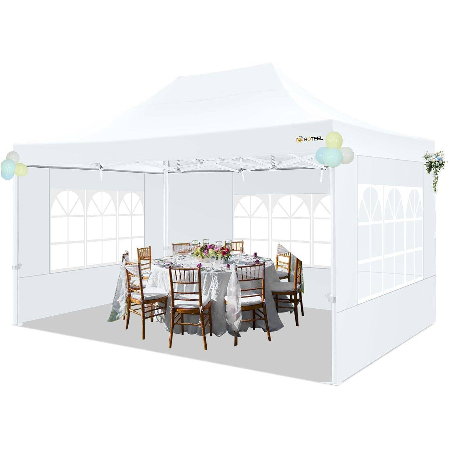 Weißes Eventzelt mit rundem Tisch für ein Dinner, Stühlen, Blumengesteck und Pastellballons, gezeigt als Hochzeits- oder Bankettaufbau.