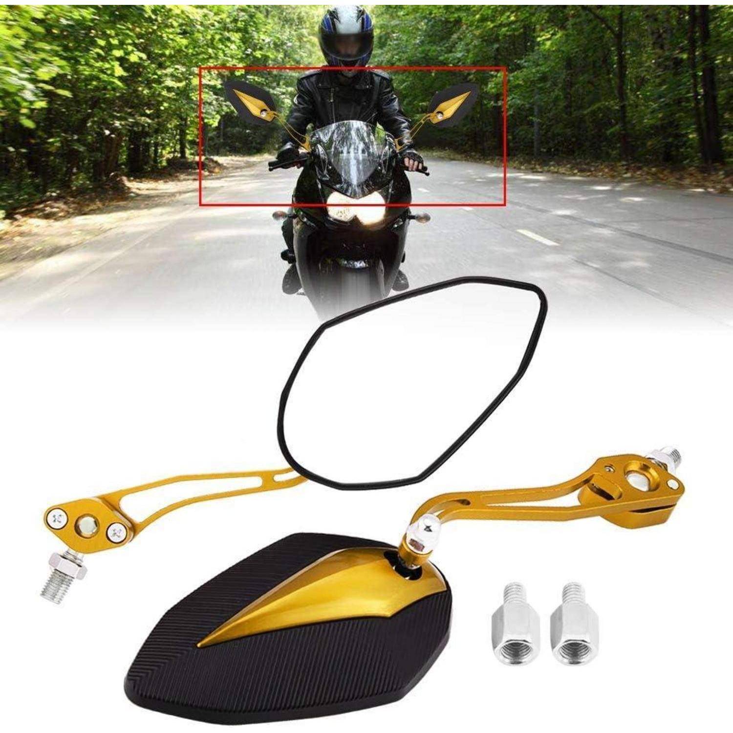 Motorradfahrer auf einer Waldstraße mit einem roten Erkennungsfeld darüber, plus ein Zubehörset mit einem schwarzen Spiegel und goldenen Montierungsarmen.