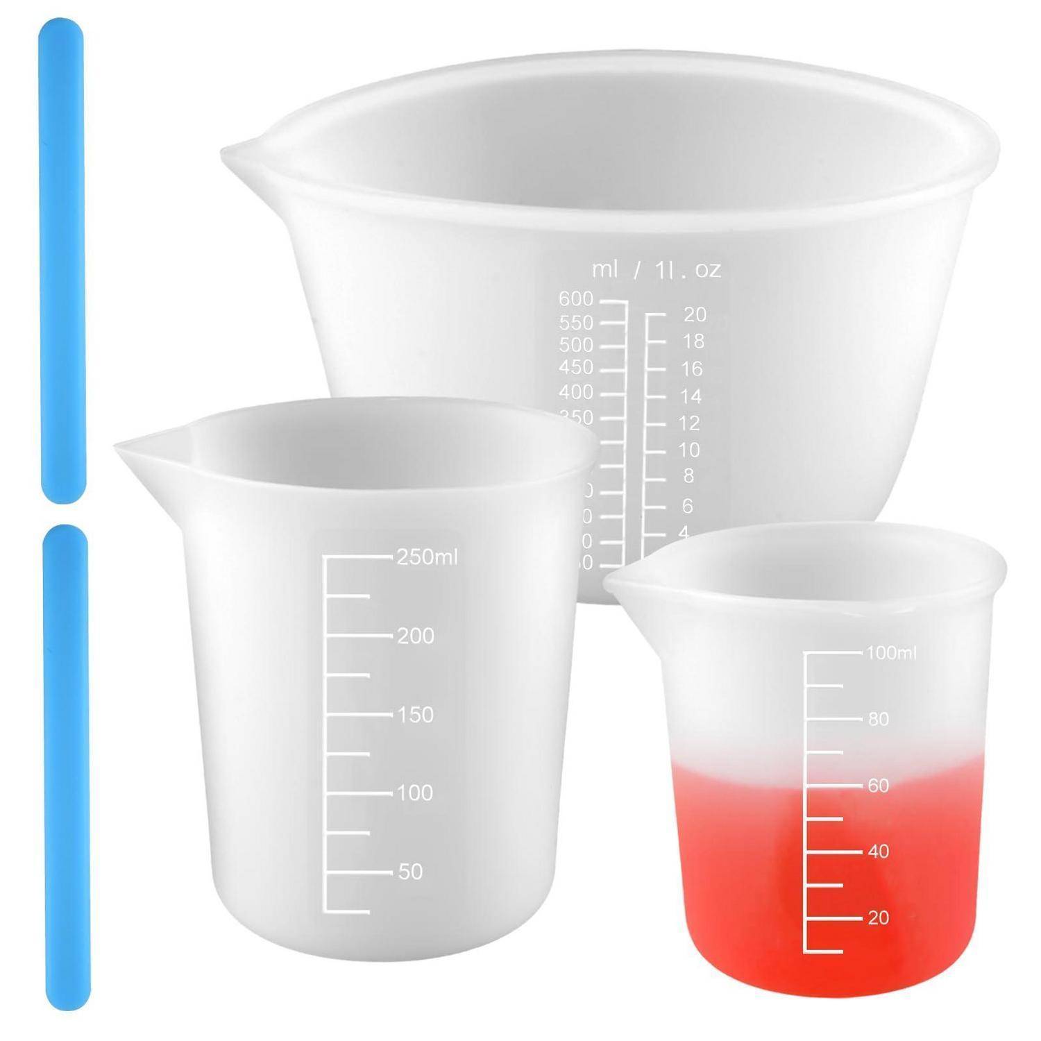 Drei durchsichtige Kunststoff-Messbechern mit Ausgießern und Milliliter-Markierungen, in verschiedenen Größen zum Messen von Flüssigkeiten dargestellt.