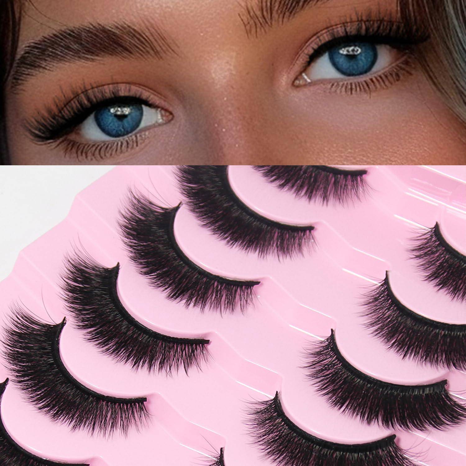 Nahaufnahme von blauen Augen mit langen Wimpern über einer rosa Verpackung, die mehrere falsche Wimpernstreifen zeigt.