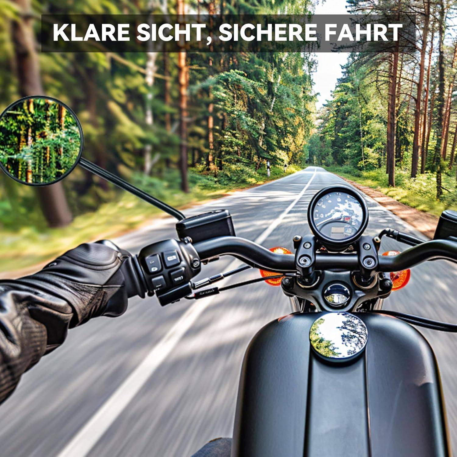 Motorradfahrer-Perspektive auf einer Waldstraße mit dem Text „KLARE SICHT, SICHERE FAHRT