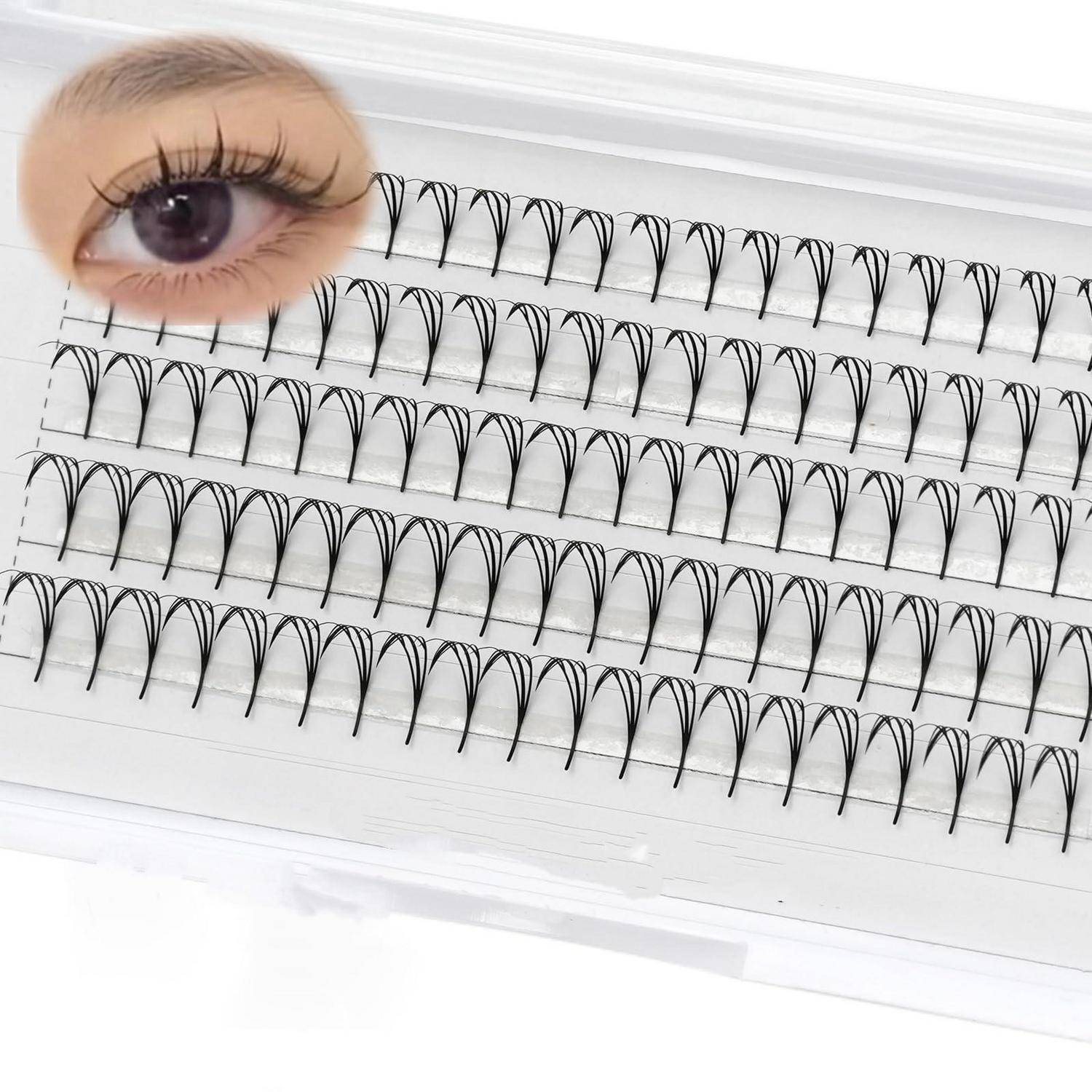Reihen von künstlichen Wimpernverlängerungen auf einem weißen Tablett, mit einer vergrößerten Nahaufnahme, die ein natürliches Auge mit Wimpern zeigt.