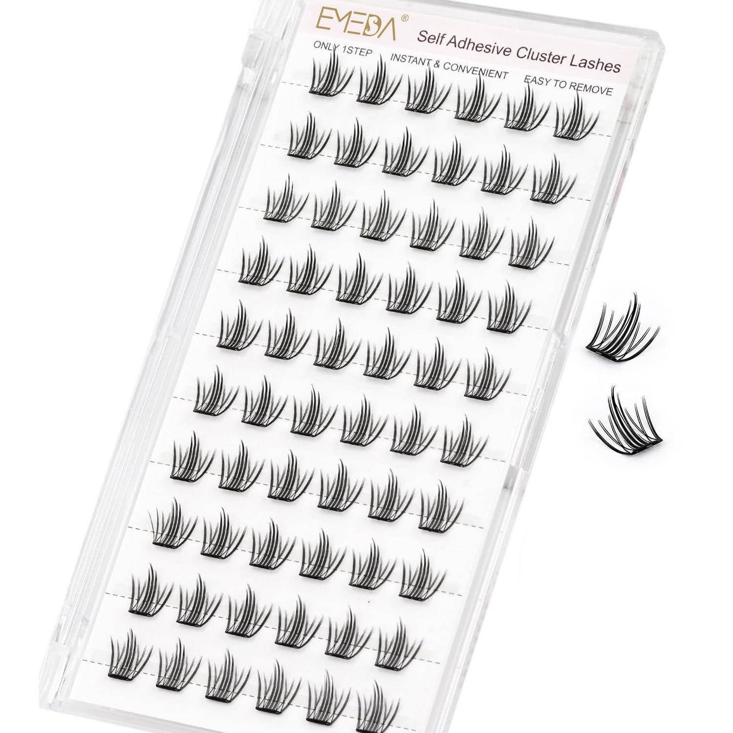 Packung selbstklebender Wimpernbüschel-Falschen-Wimpern auf einem klaren Tablett angezeigt, mit zwei lockeren Wimpernbüscheln daneben.