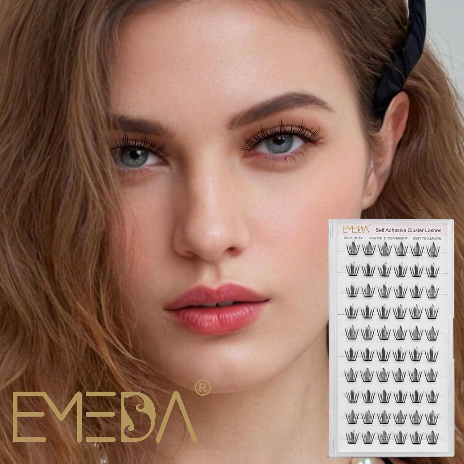 Nahaufnahme eines Frauengesichts mit natürlichem Make-up und blauen Augen neben einer Packung EMBA selbstklebender Cluster-Wimpern, die Reihen von künstlichen Wimpern zeigt.