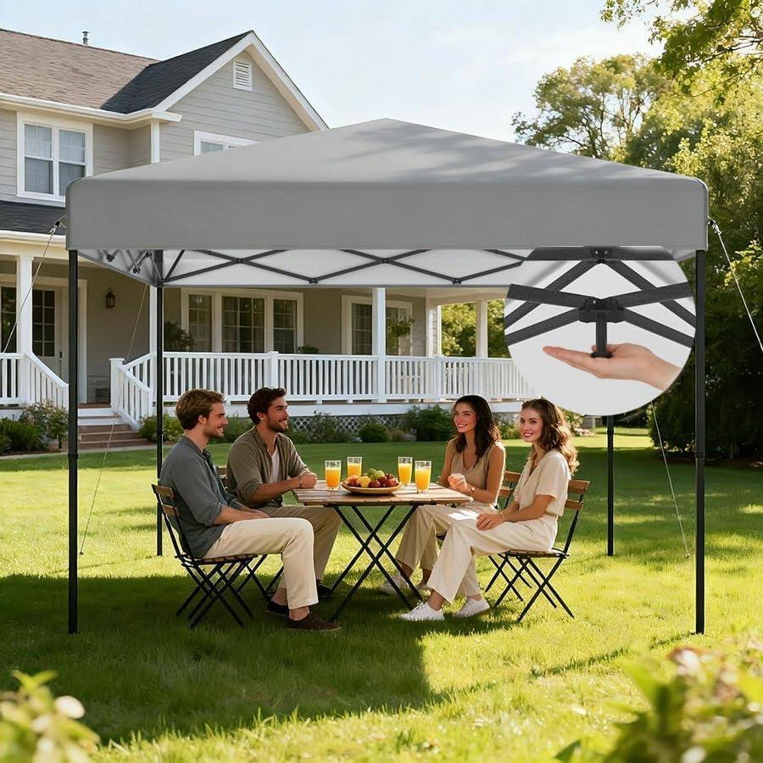 Vier Personen sitzen an einem Tisch unter einem grauen Pop-up-Zelt in einem vorstädtischen Garten, mit einer Vergrößerung, die den Mittelverschlussmechanismus des Zelts zeigt.