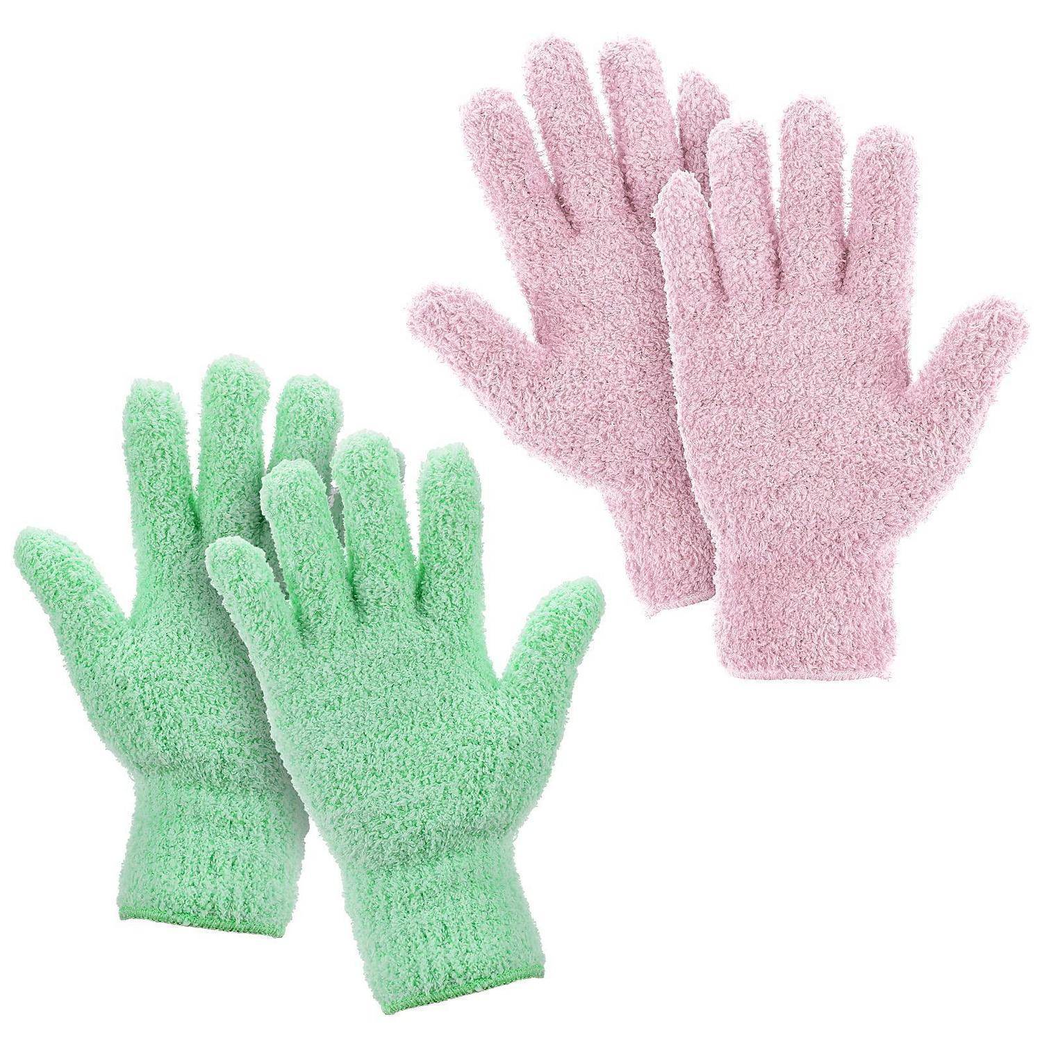 Zwei Paare strukturierte Bad- oder Peelinghandschuhe, ein paar mintgrün und ein paar rosa, auf weißem Hintergrund präsentiert.