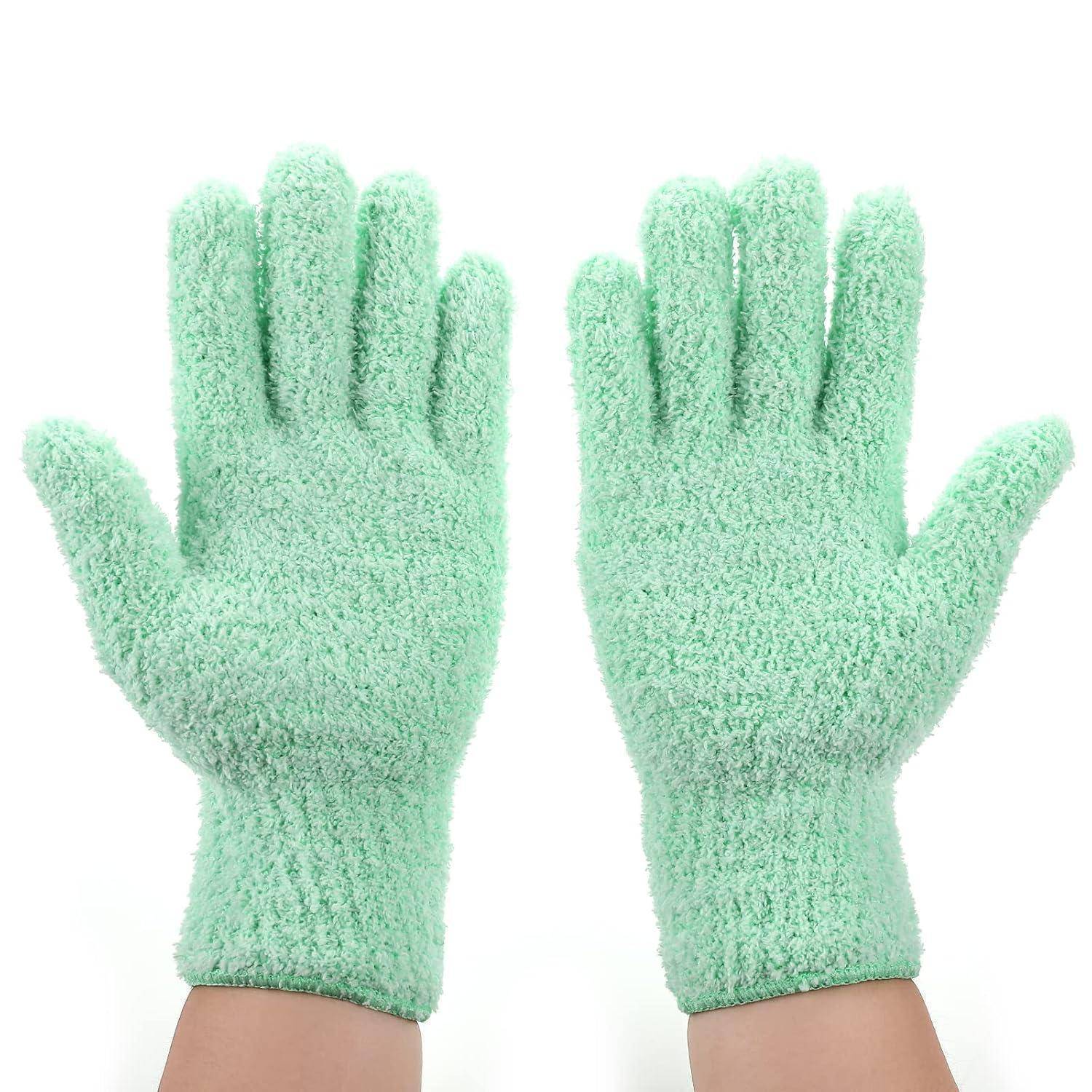 Paar mintgrüne flauschige Handschuhe mit nach oben zeigenden Handflächen auf weißem Hintergrund gezeigt.