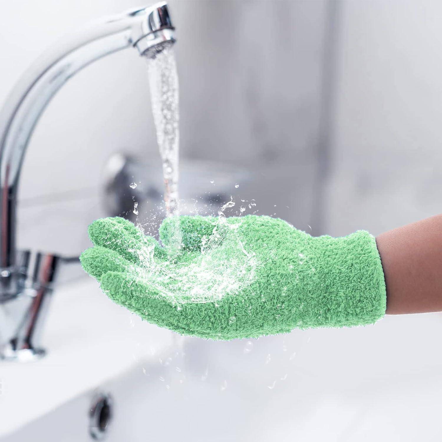 Grüner Reinigungshandschuh wird unter einem laufenden Badezimmerwasserhahn gespült, wobei Wasser in die Handfläche spritzt.
