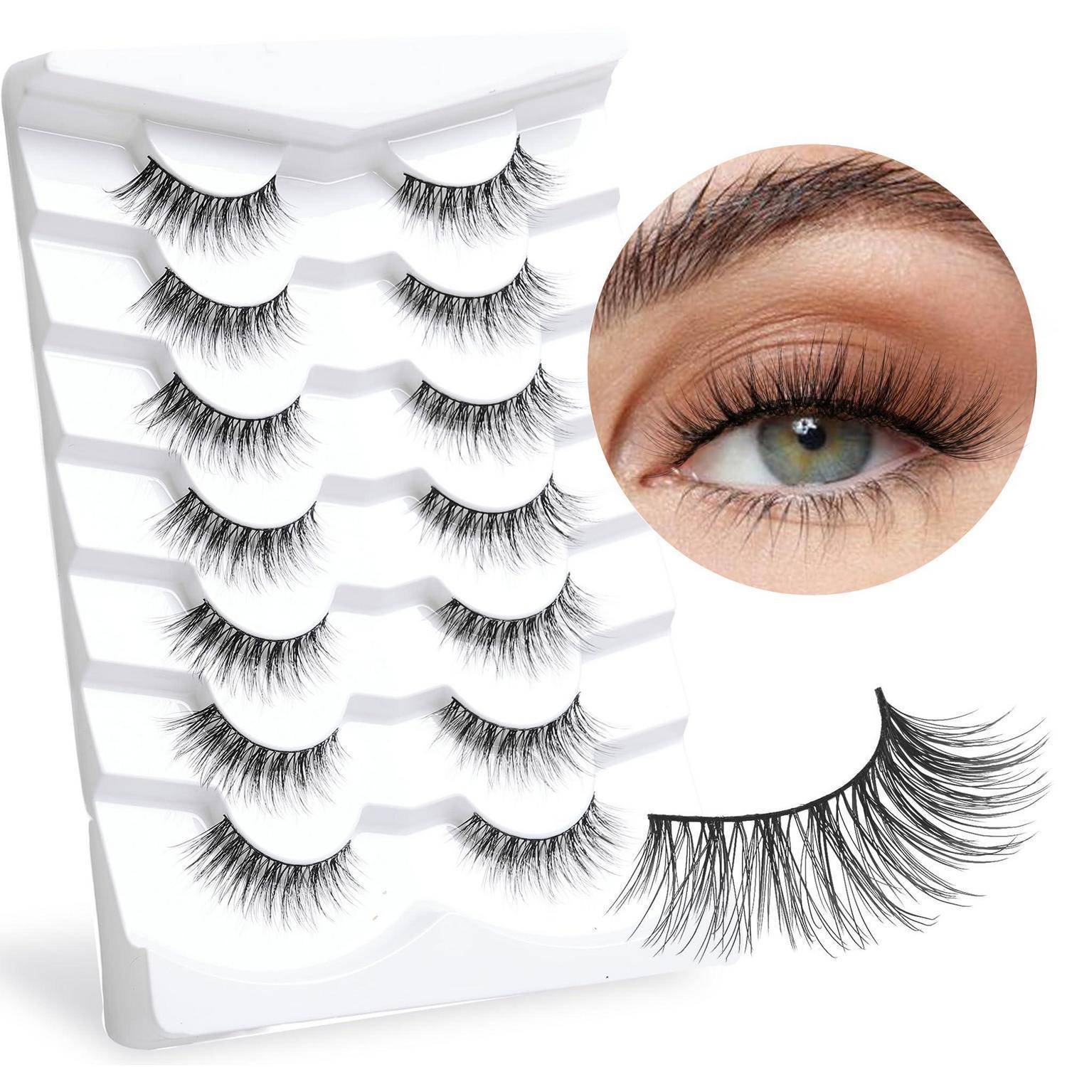 Tablett mit falschen Wimpern mit einer Nahaufnahme eines Auges, das die angebrachten Wimpern zeigt, sowie ein einzelner Wimpernstreifen, der darunter angezeigt wird.