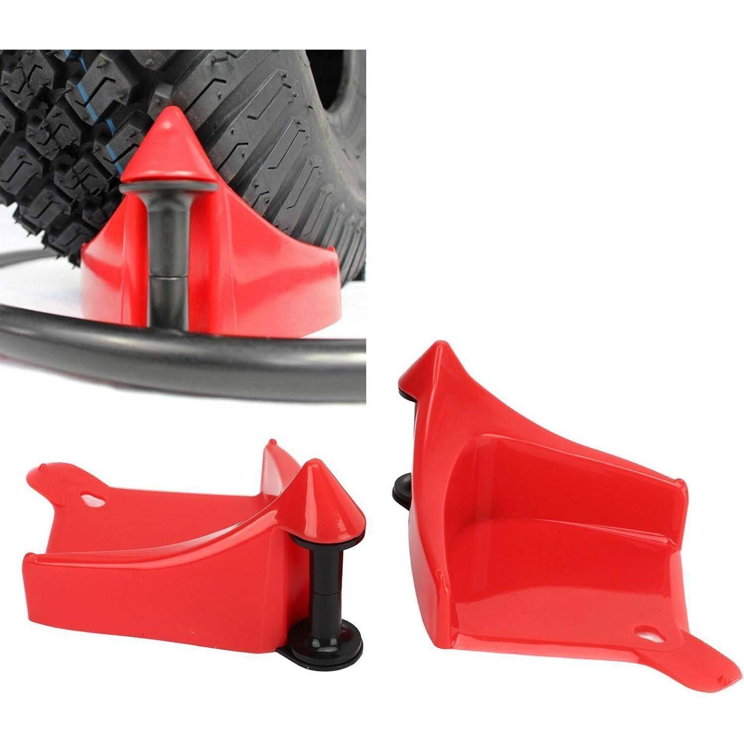 Roter Kunststoff-Radkeil mit schwarzer Gummibasis, dargestellt in drei Ansichten, einschließlich einer Position, in der er gegen einen Reifen platziert wird, um ein Rollen zu verhindern.