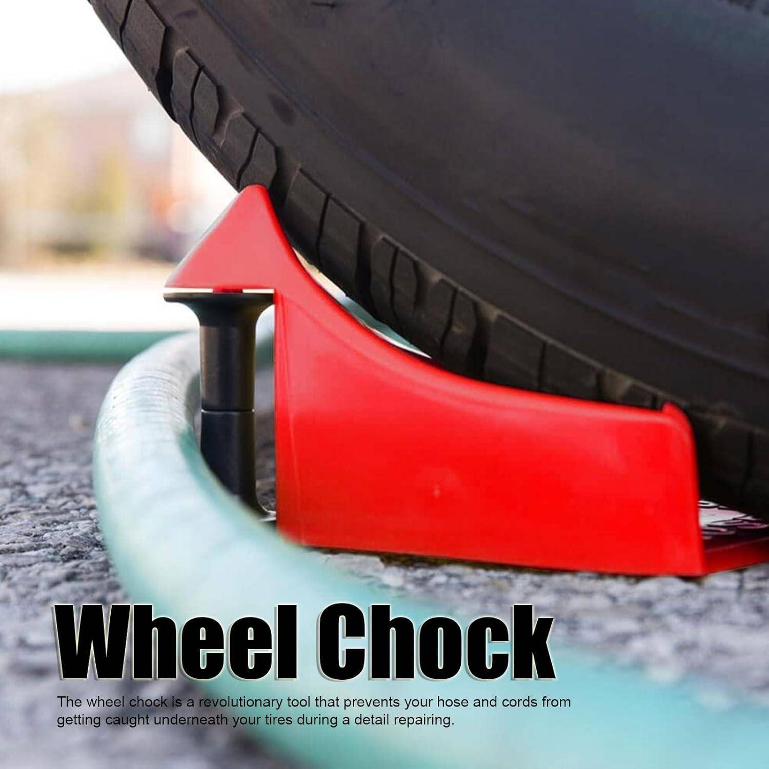 Roter Radbremskeil blockiert einen Autoreifen auf Asphalt, mit Text „Wheel Chock