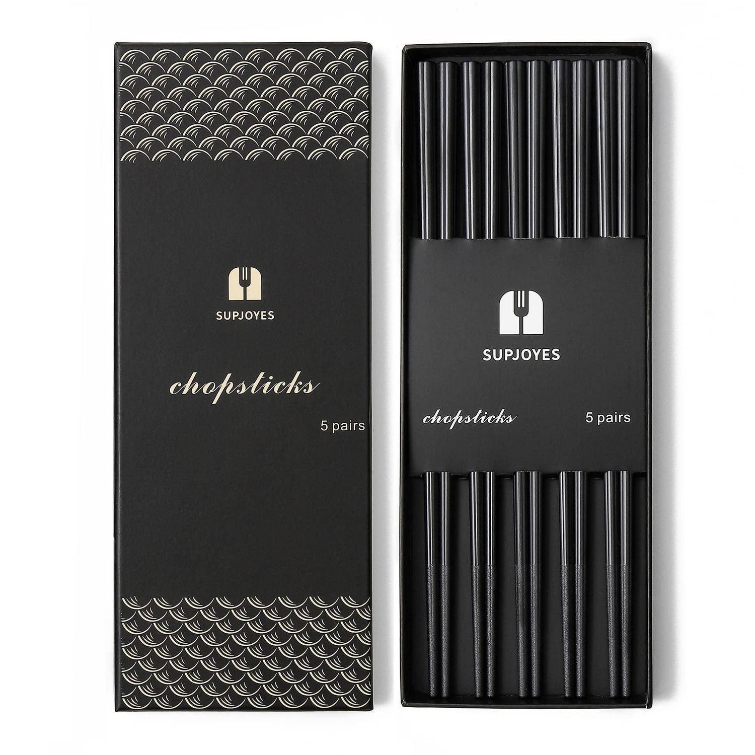 Schwarzes SUPJOYES Stäbchen-Set in einer Box mit 5 Paar, wobei die offene Verpackung fünf Paar schwarze Stäbchen zeigt.