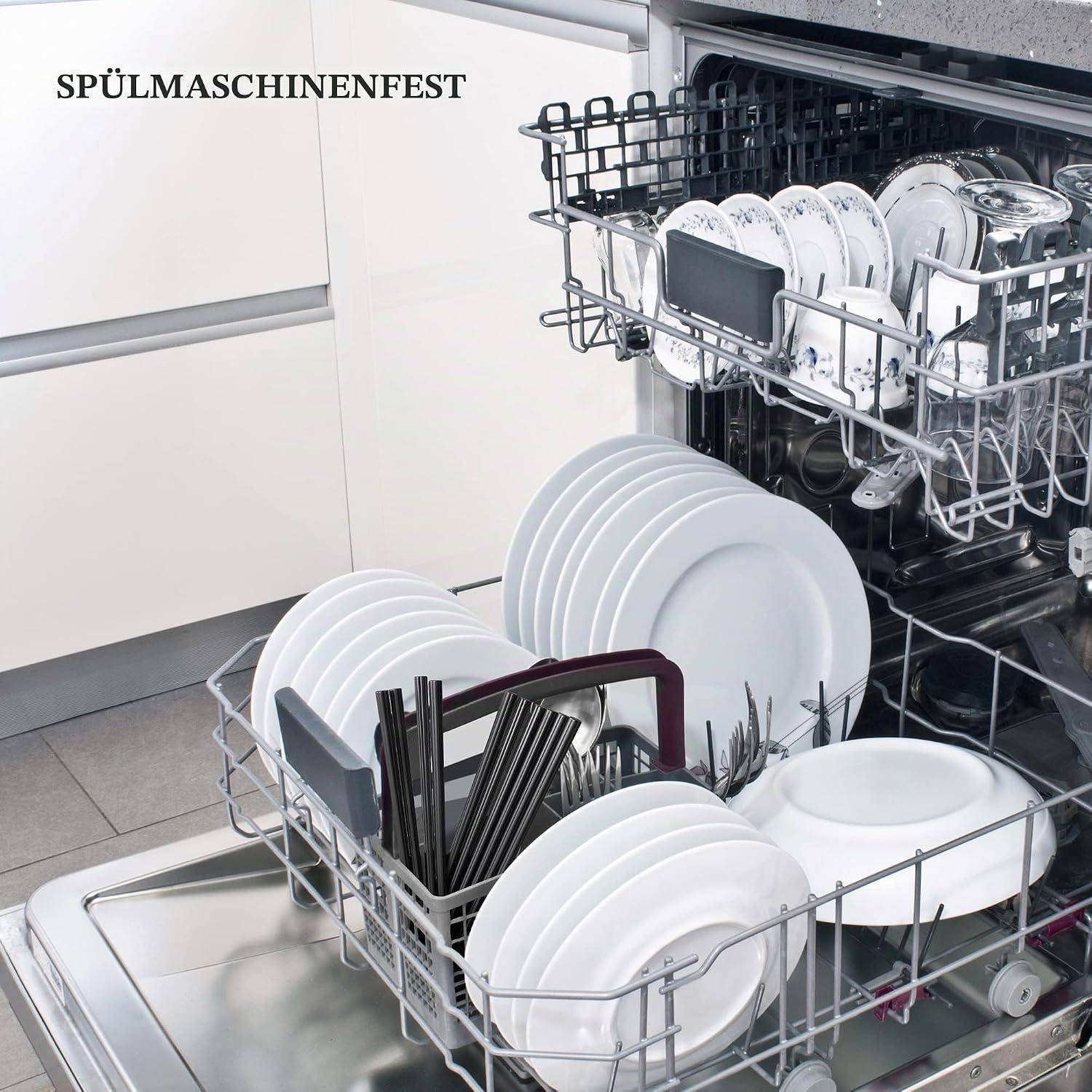 Geöffnete Spülmaschine mit Tellern, Tassen, Besteck und Schüsseln beladen in einer Küche, wobei das Wort „SPÜLMASCHINENFEST" darüber angezeigt wird.