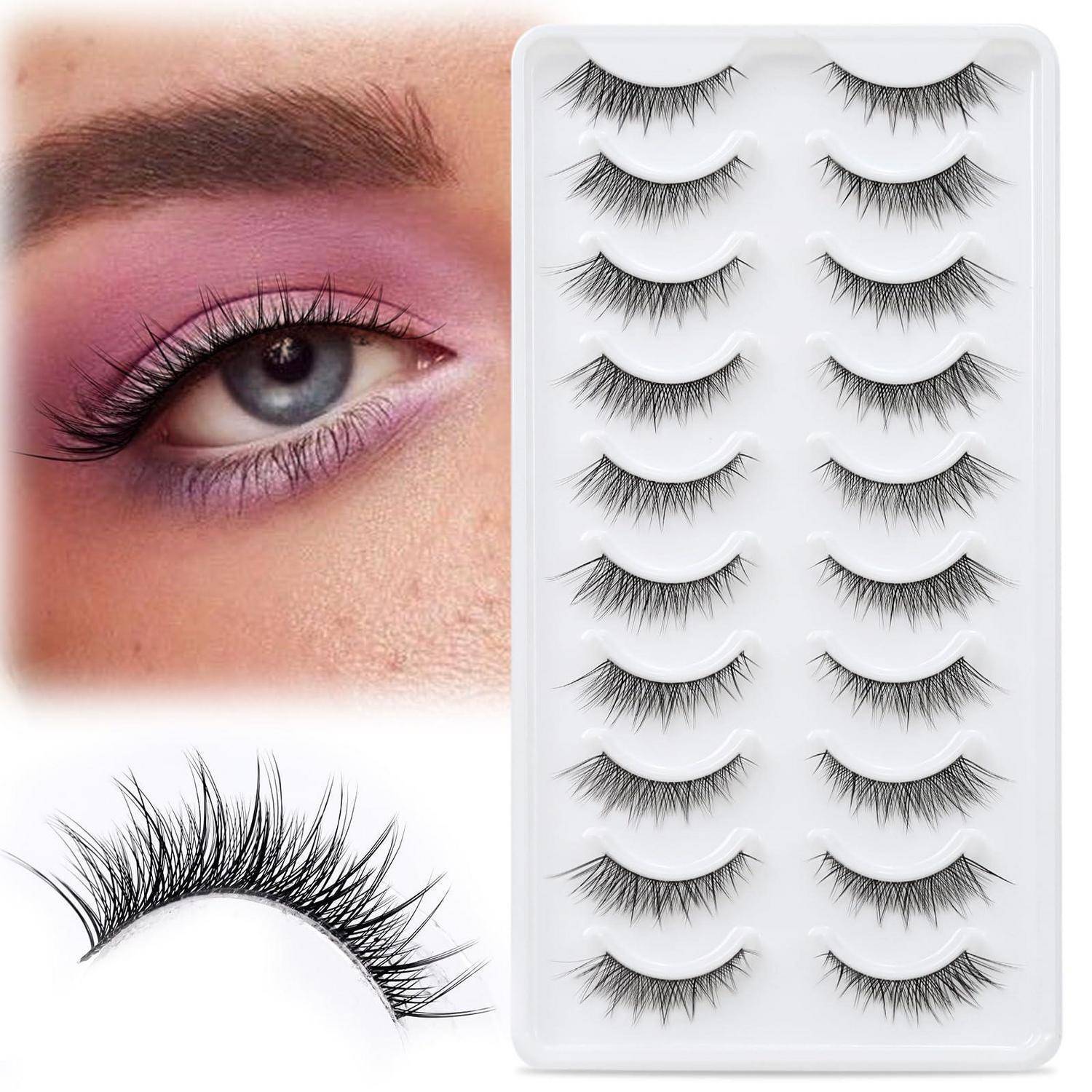 Nahaufnahme eines Auges mit rosa Lidschatten neben einem Tablett mit künstlichen Wimpern und einem vergrößert dargestellten Wimpernstreifen.