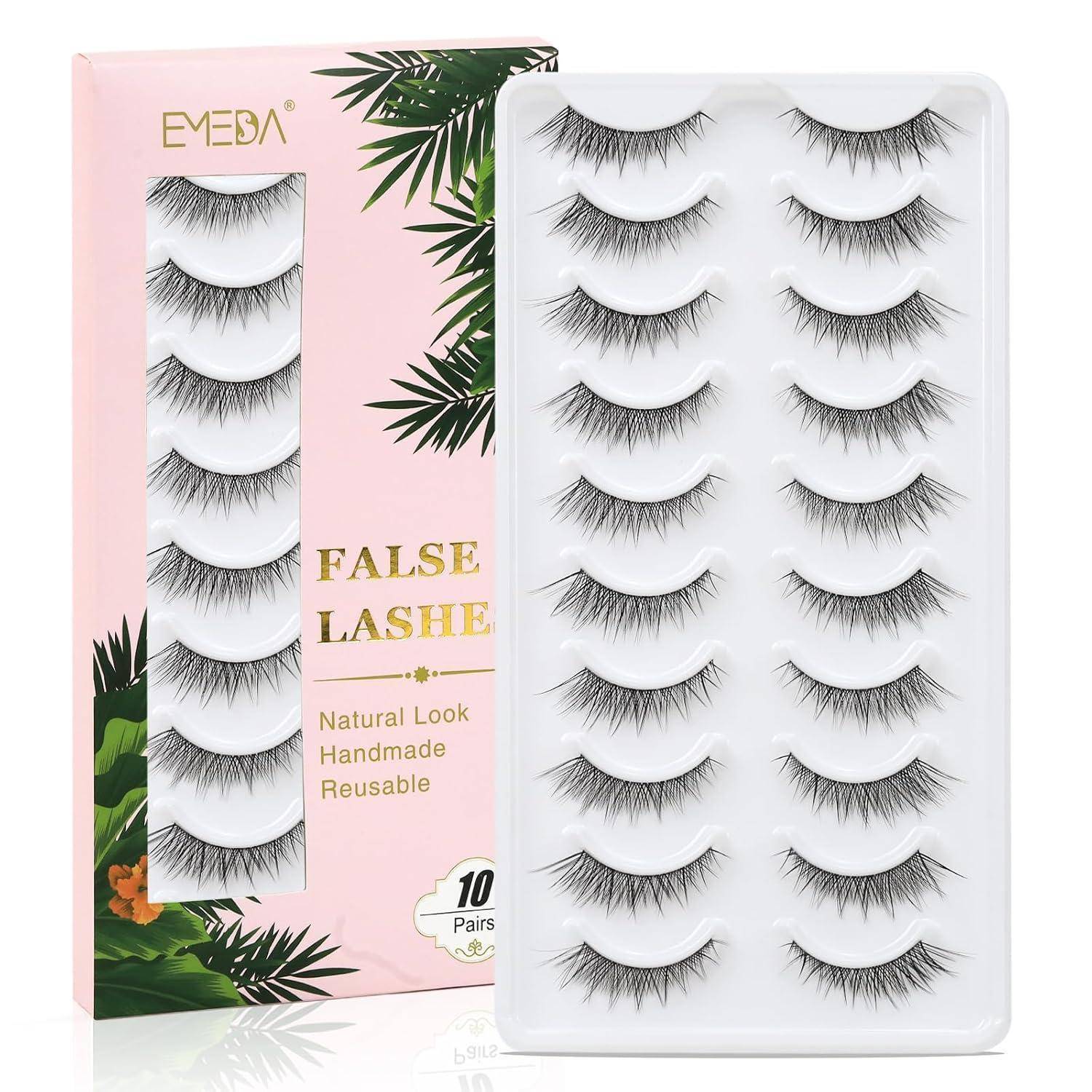 Packung EMESA-Wimpern mit 10 Paar natürlich aussehenden, handgefertigten, wiederverwendbaren Wimpern in einem Präsentationstablett.