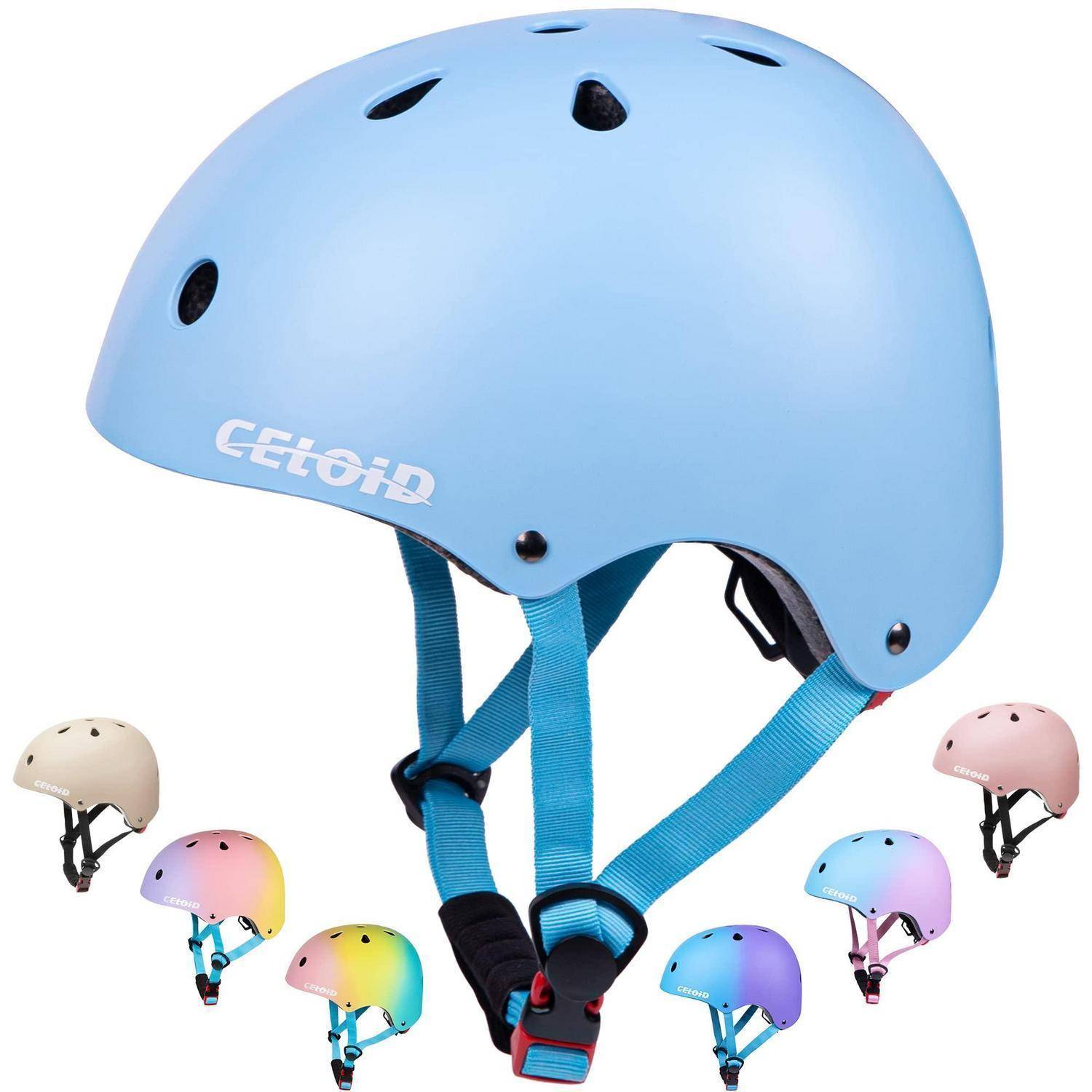 Hellblaue Cérloi? -Skateboard-Helm mit Kinnriemen, groß dargestellt mit mehreren kleineren Farbvarianten ringsum auf weißem Hintergrund.
