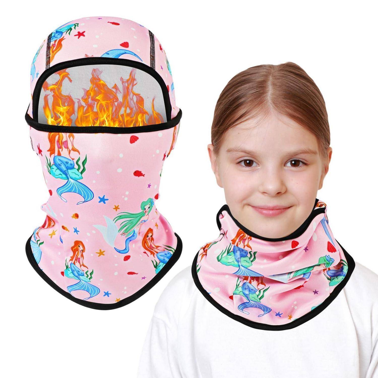 Rosa Gesichts- und Nackenmaske mit Meerjungfrau-Muster, vollständig abgebildet und wie von einem Mädchen getragen, mit gedrucktem Flammendesign im Mundbereich.