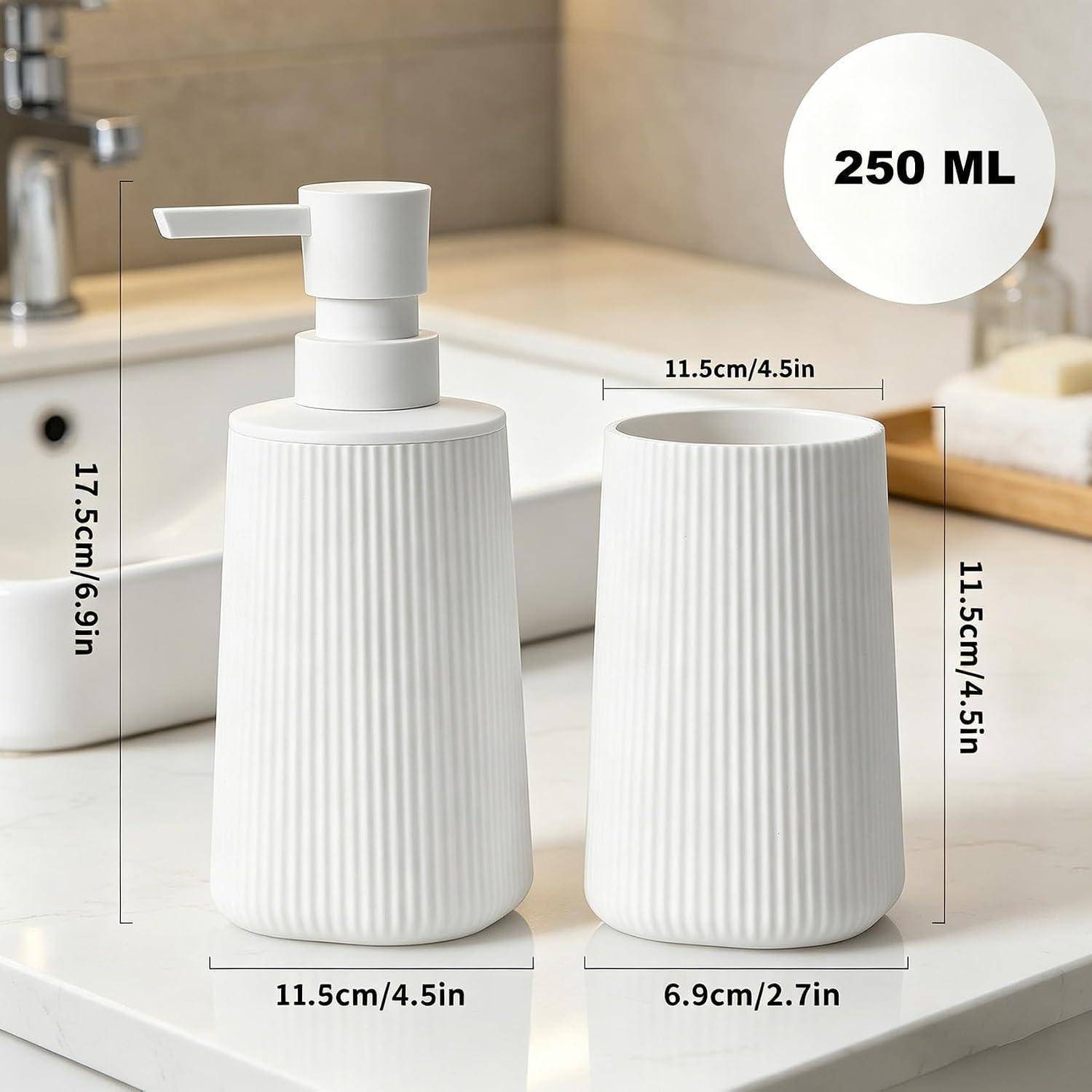 Weißer gerippter 250-ml-Badezimmerpumpspender mit passendem Zahnputzbecher; Etiketten zeigen Spenderhöhe 17,5 cm, Becher 11,5 cm hoch und 6,9 cm breit.
