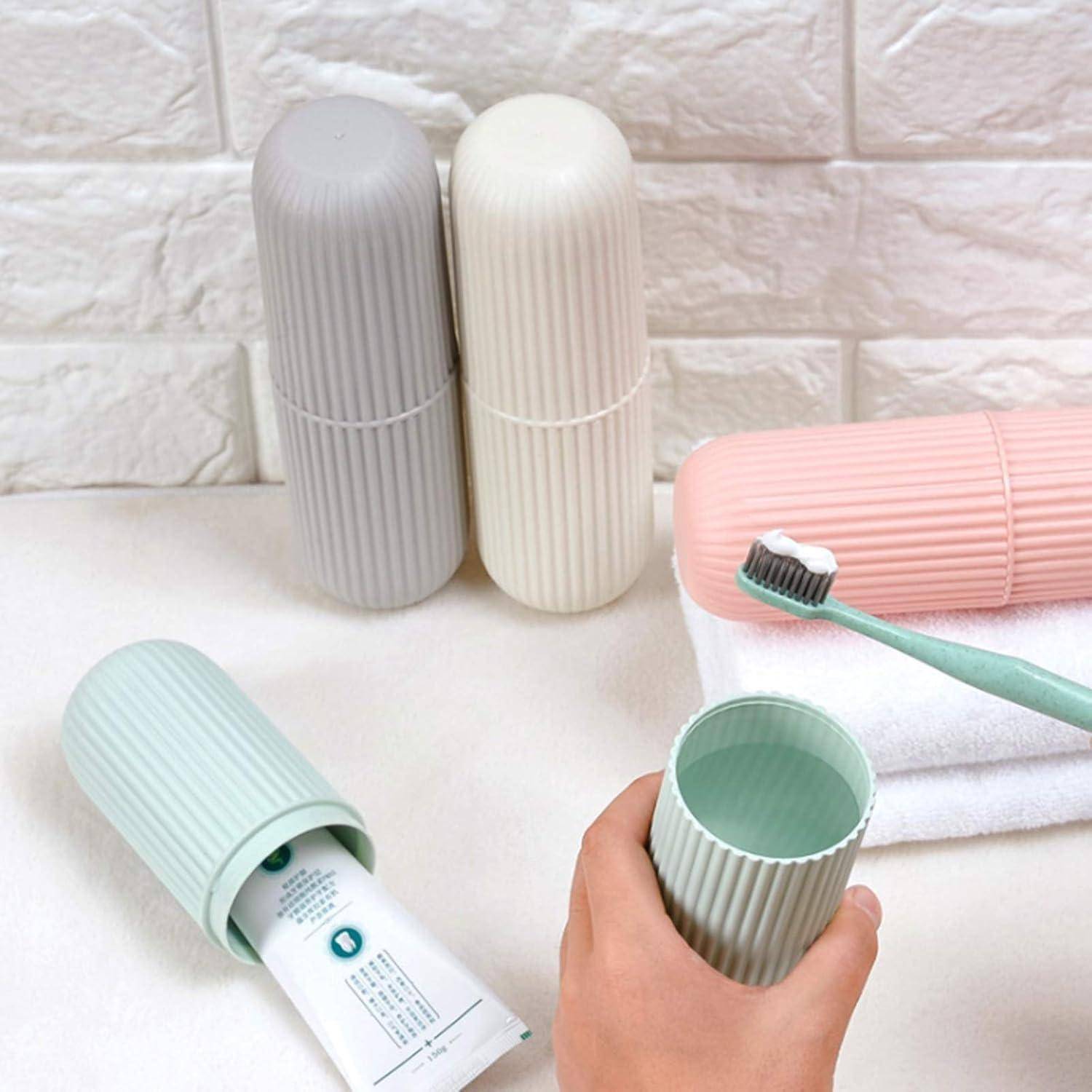 Pastellfarbene gerippte Reise-Toilettenartikel-Sets mit einer Zahnbürste und Zahnpasta; ein Set ist offen und eine Hand hält eine kleine Tasse, was auf ein tragbares Badezimmer-Set hindeutet.