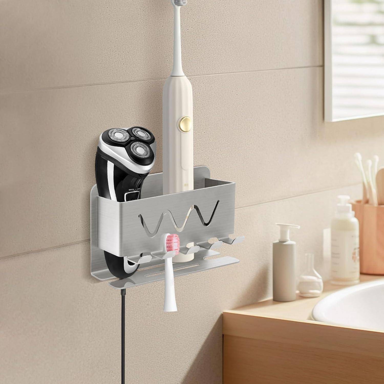Wandmontierter Badezimmerorganizer mit einer elektrischen Zahnbürste und einem elektrischen Rasierer neben einem Waschbecken.