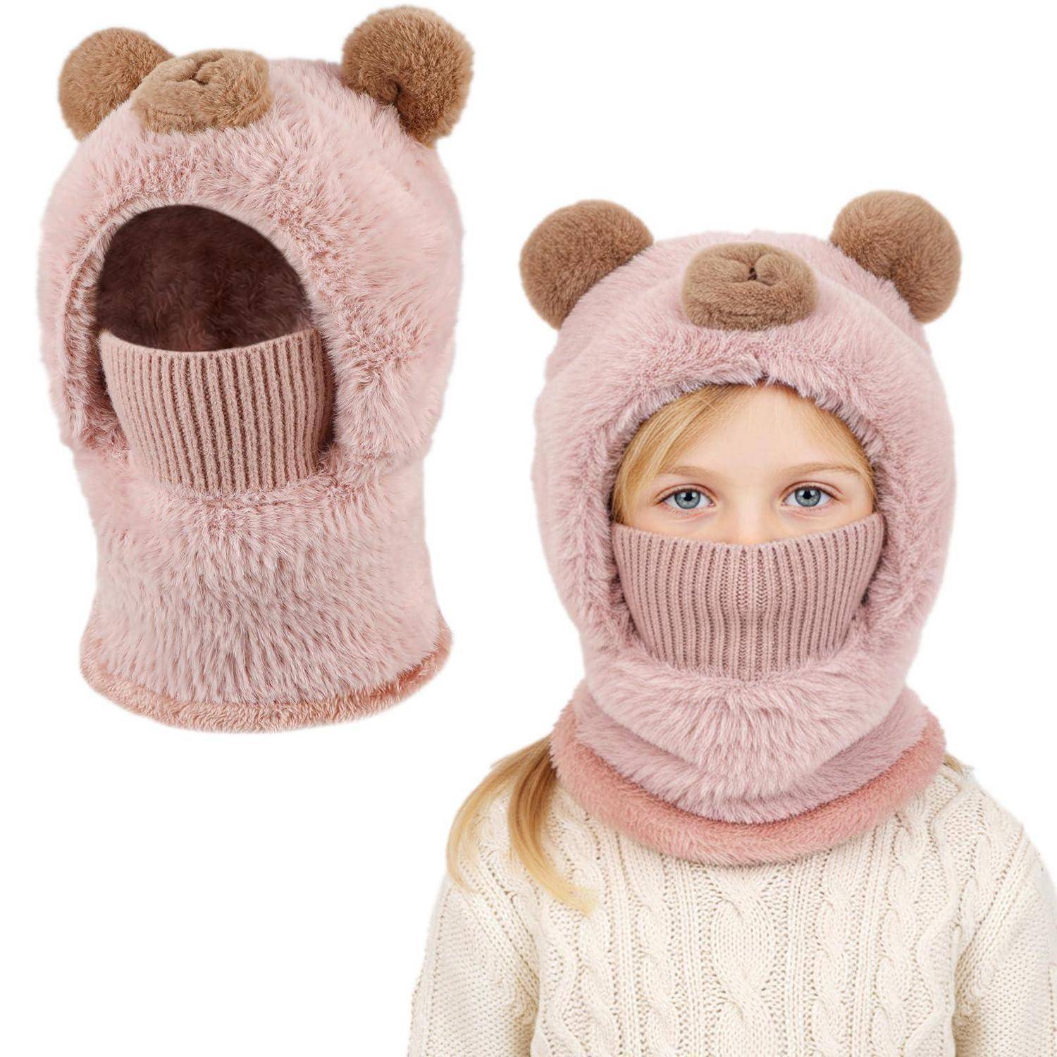Rosa flauschige Bärenmütze mit Sturmmaske mit Ohren und Gesichtsöffnung, dargestellt an einem Kind und als Produktansicht auf weißem Hintergrund.
