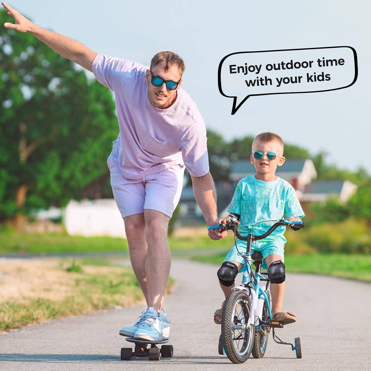 Ein Mann, der auf einem Skateboard fährt, neben einem kleinen Jungen, der Fahrrad fährt, beide tragen Sonnenbrillen im Freien, mit einer Sprechblase, die sagt „Genießen Sie die Zeit im Freien mit Ihren Kindern