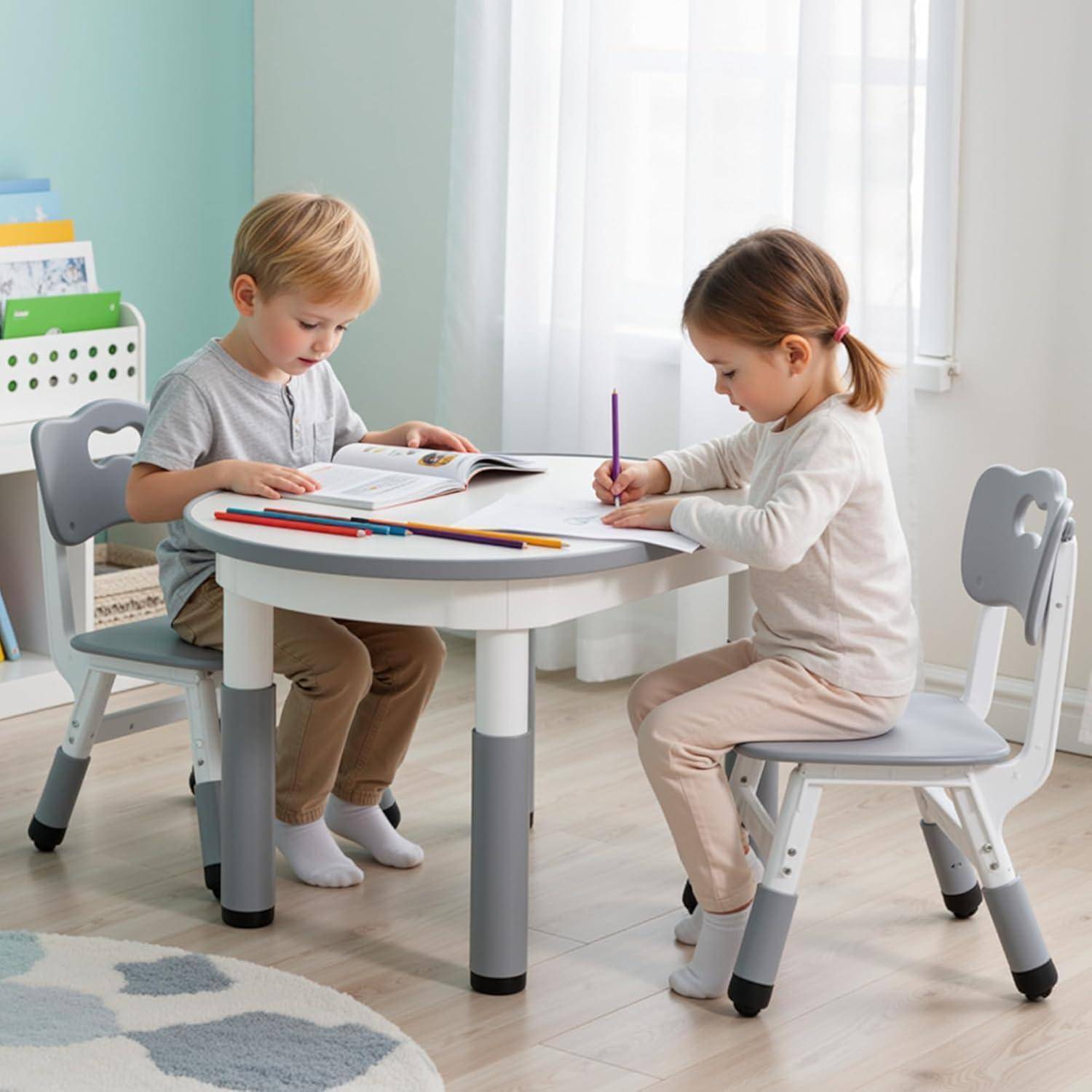Zwei kleine Kinder sitzen an einem kleinen Tisch, eines liest und eines schreibt, in einem hellen Klassenzimmer oder Spielzimmer.