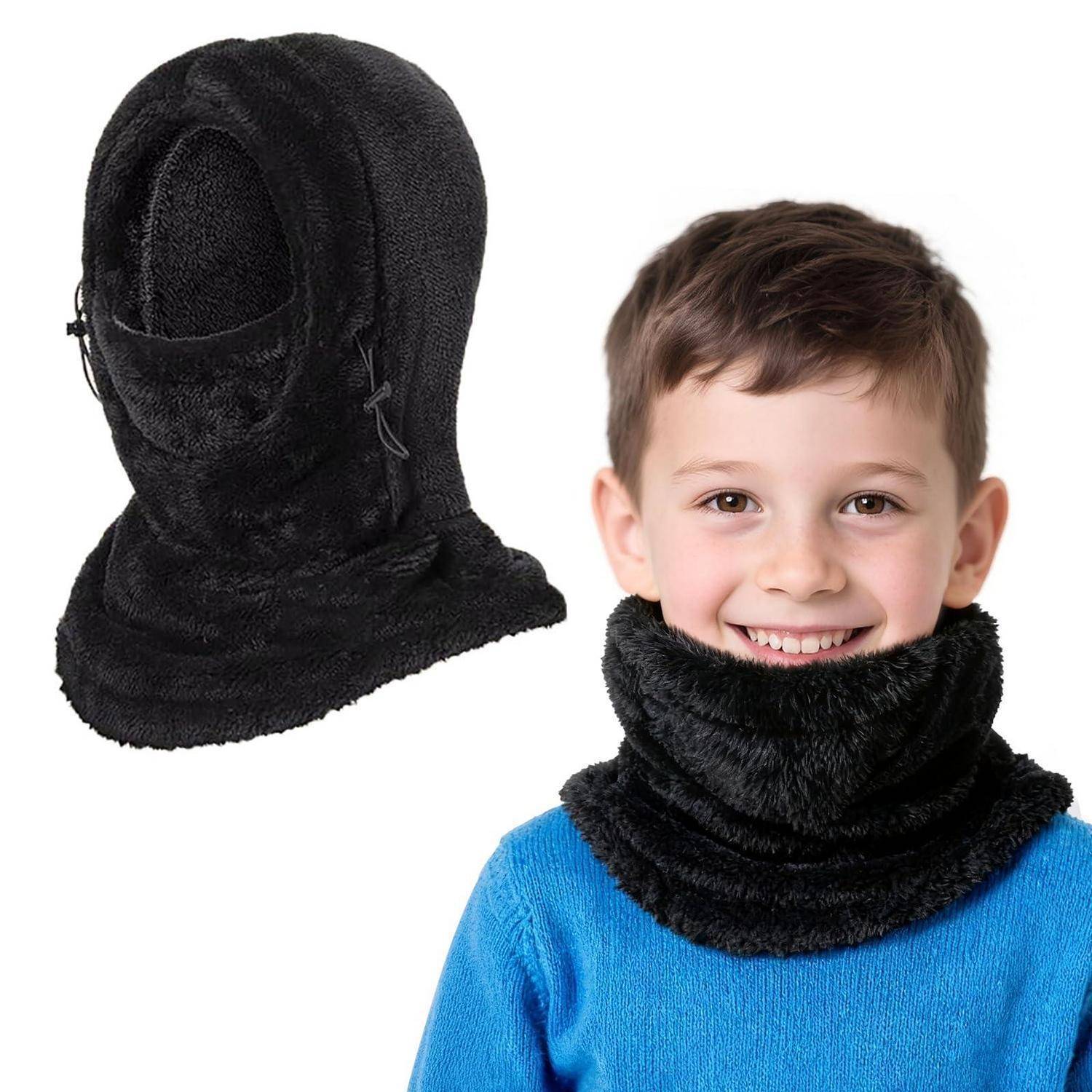 Schwarzer Fleece-Kapuzenschal und passender Nackenwärmer, gezeigt an einem lächelnden Jungen, der den Nackenwärmer trägt.