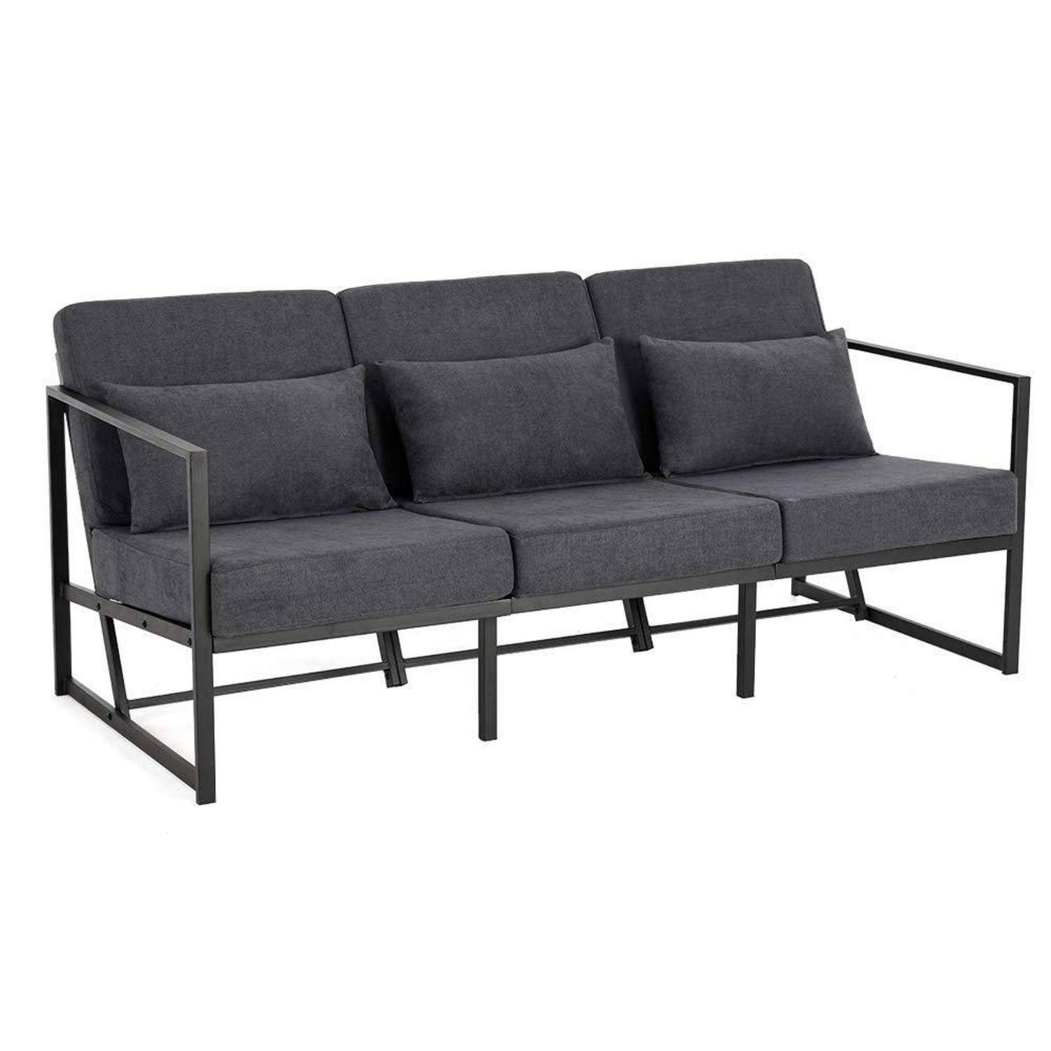 Dunkelgraues dreierseitiges Sofa mit schwarzem Metallrahmen und Armlehnen auf weißem Hintergrund.