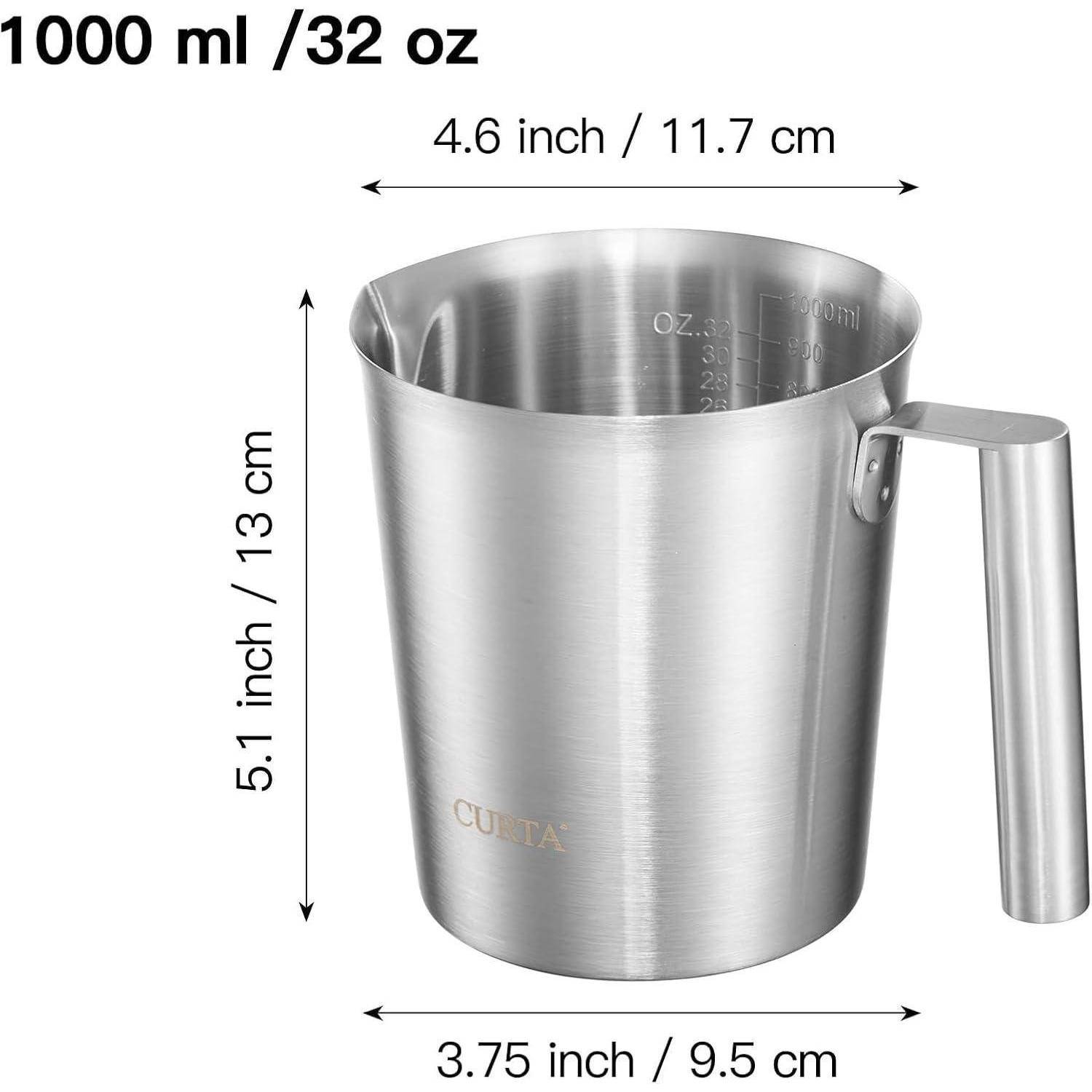 Edelstahlmessbehälter mit einer Markierung von 1000 ml/32 oz, dargestellt mit den Abmessungen 4,6 Zoll/11,7 cm breit, 5,1 Zoll/13 cm hoch und 3,75 Zoll/9,5 cm Bodenfläche.