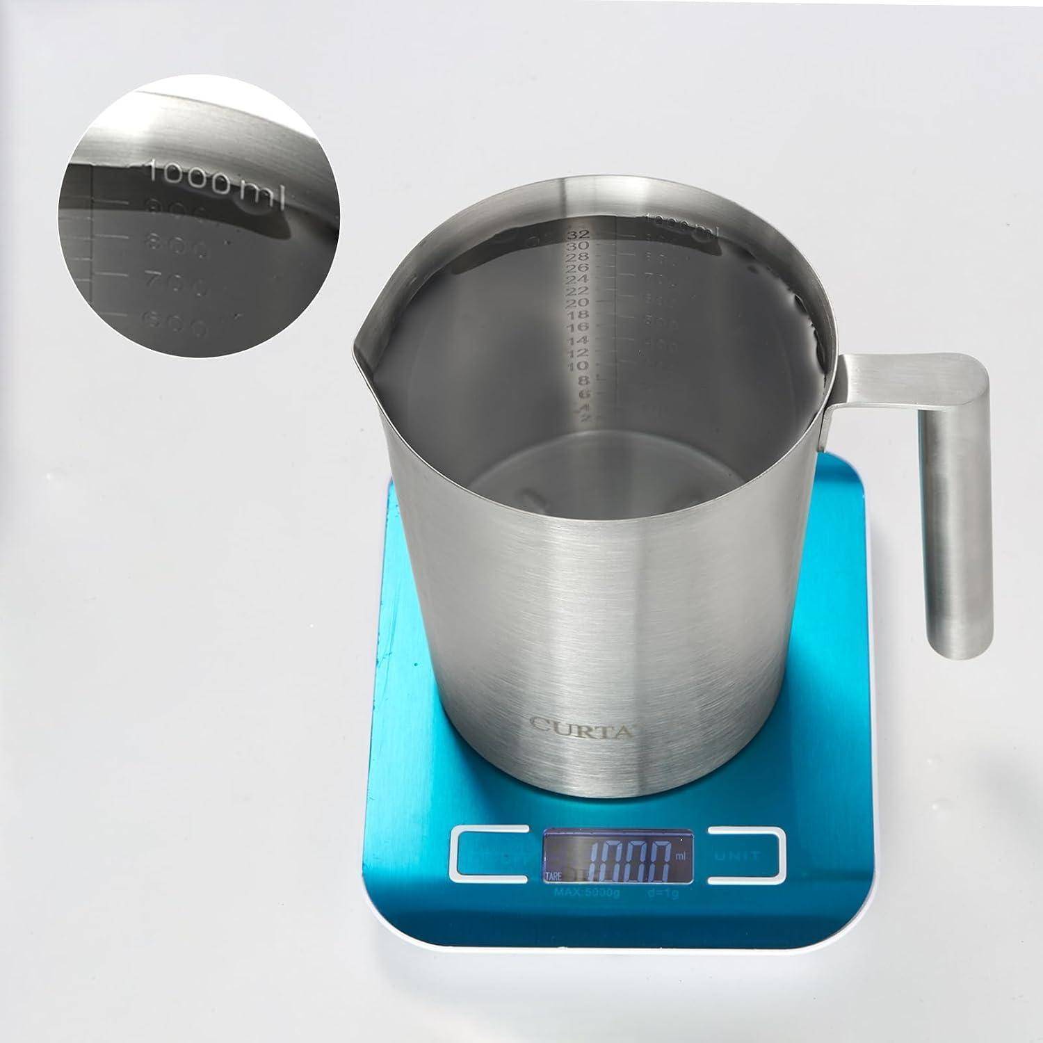 Messbecher aus Edelstahl auf einer blauen digitalen Küchenwaage, mit einer Kapazitätsmarkierung von 1000 ml, vergrößert in einer Nahaufnahme gezeigt.
