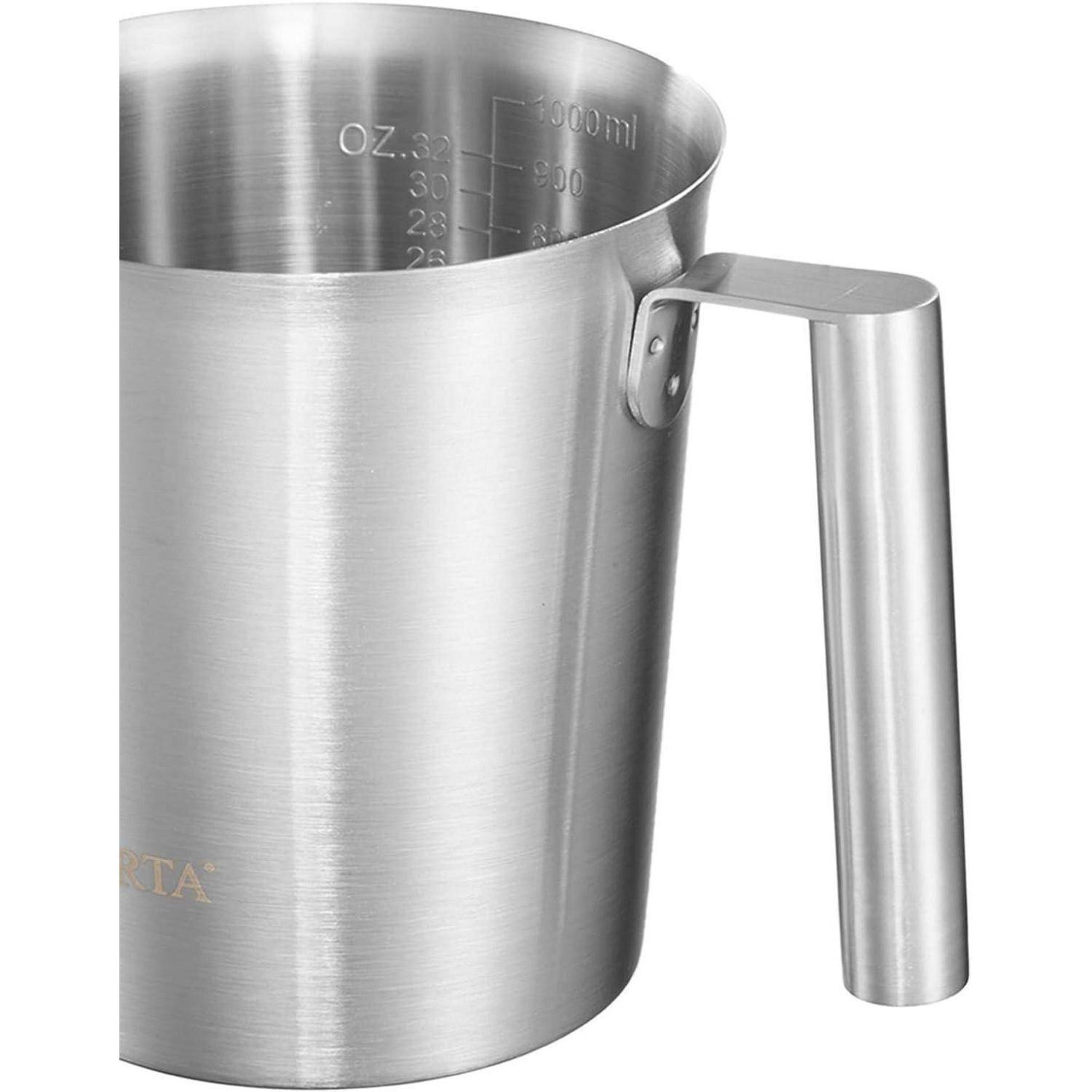 Messbecher aus Edelstahl mit Griff, mit Unzen- und Milliliter-Markierungen im Inneren.