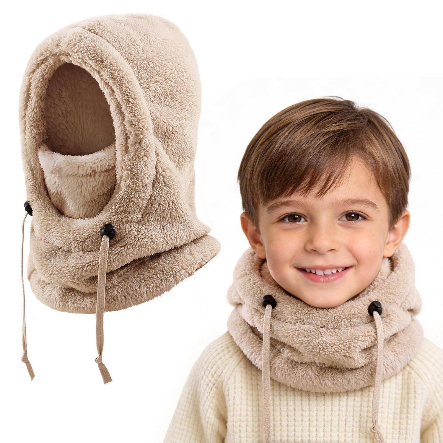 Beigefarbener Fleece-Kapuzenpulli und Nackenwärmer, gezeigt an einem jungen Jungen, wobei die Kapuze auch separat vor einem weißen Hintergrund dargestellt wird.