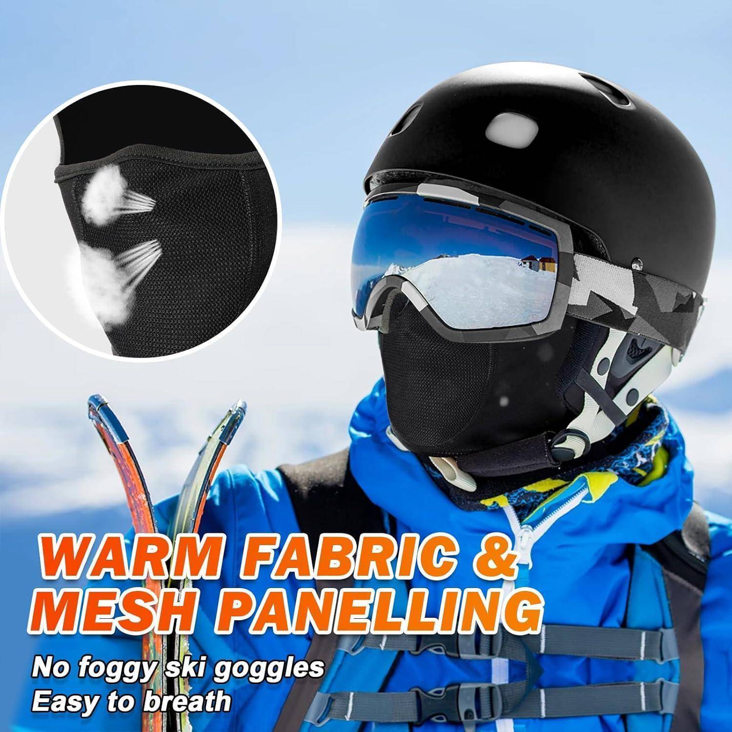 Skifahrer mit Helm, der eine Schutzbrille und eine Gesichtsmaske trägt; die Vergrößerung zeigt warmen Stoff und Netzpaneele. Der Text sagt: „WARMER STOFF & NETZPANEELE", „Keine beschlagenen Skibrillen"", „Leicht zu atmen"".