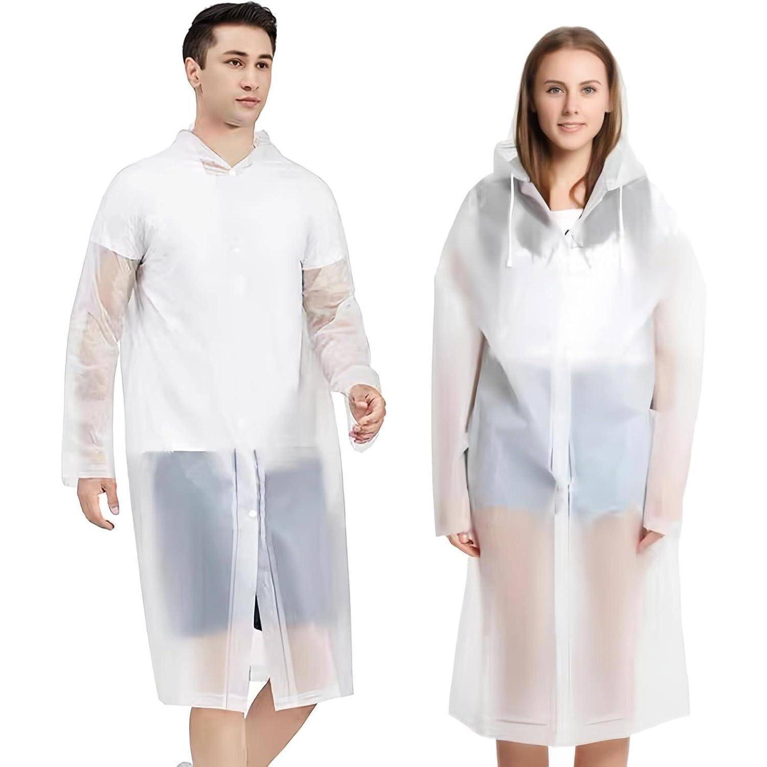 Ein Mann und eine Frau präsentieren durchsichtige Regenponchos mit Kapuze und Druckknöpfen an der Front vor weißem Hintergrund.