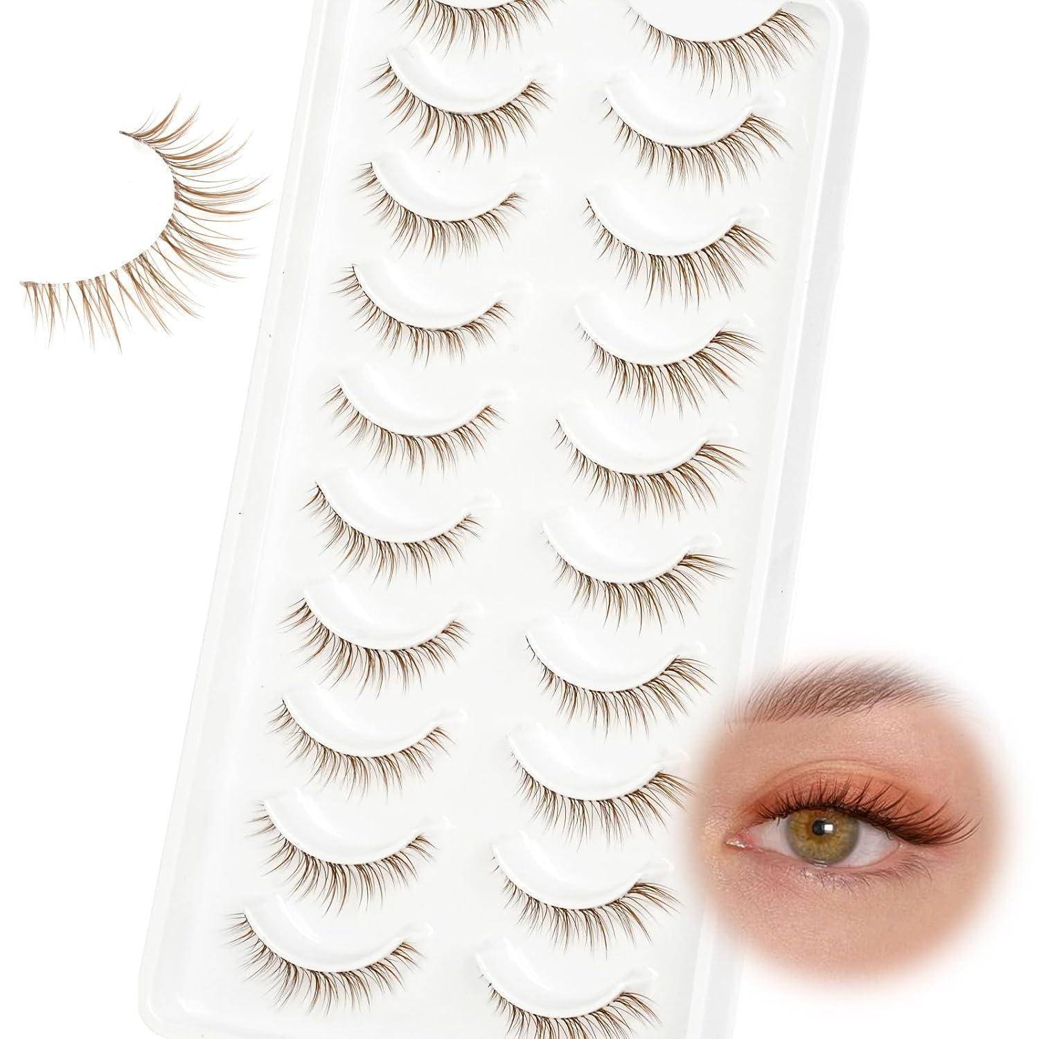 Tablett mit Wimpernstreifen aus Kunsthaar mit einer Nahaufnahme eines Frauenauges, das die getragenen Wimpern zeigt.