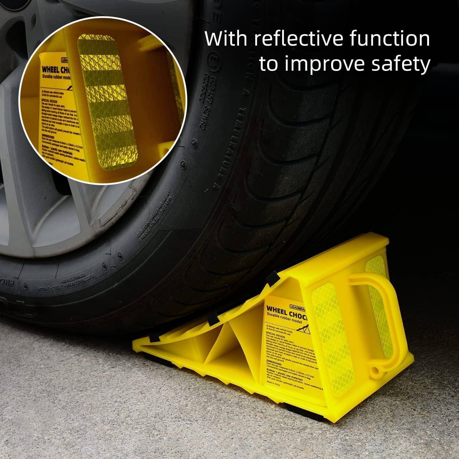 Gelber reflektierender Radkeil neben einem Autoreifen, dargestellt mit einer Nahaufnahme und Text „Mit reflektierender Funktion zur Verbesserung der Sicherheit
