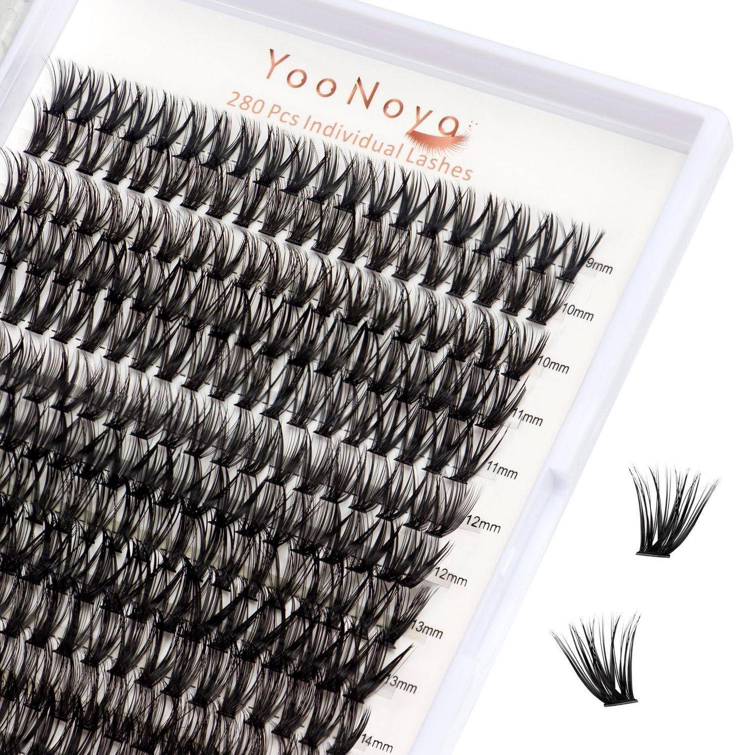 Tablett mit YoYoYo einzelnen künstlichen Wimpern in mehreren Längen, mit zwei lockeren Wimpernfächern daneben.
