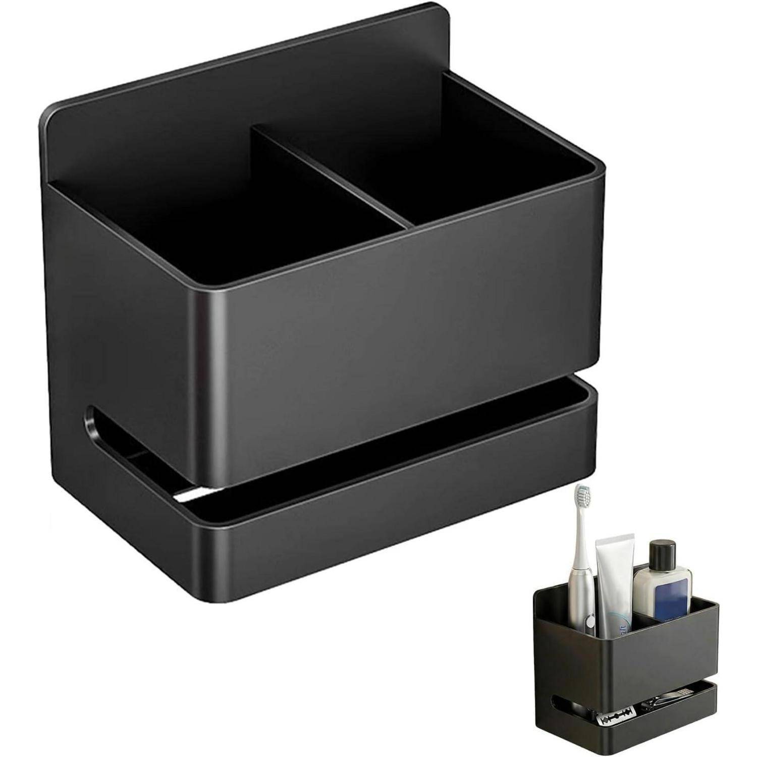 Schwarzer wandmontierter Badezimmerorganizer mit zwei Aufbewahrungsfächern und einem unteren Regal, abgebildet mit einem kleinen Arbeitsflächenständer, der Toilettenartikel und Zahnbürsten enthält.